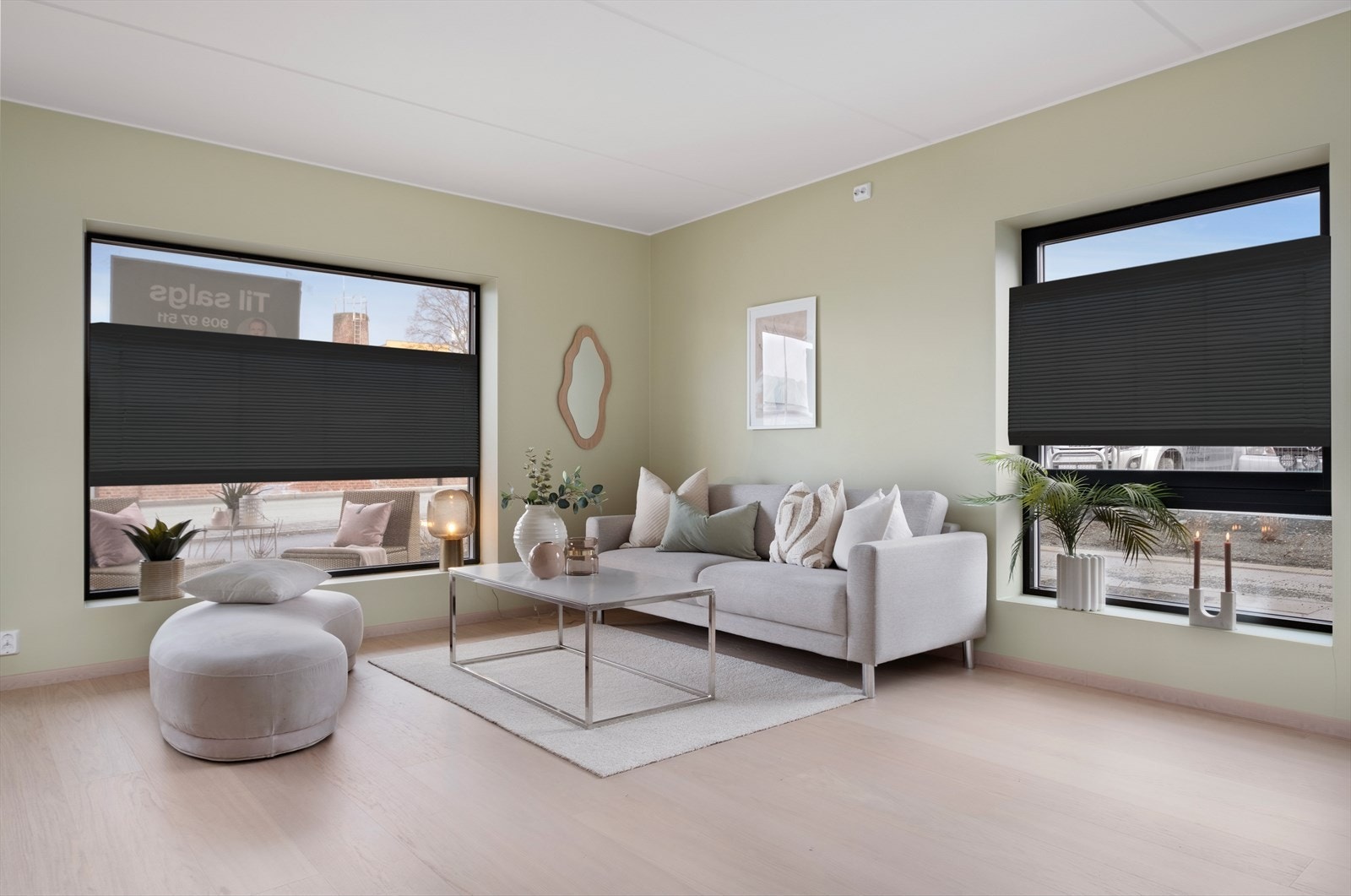 Det medfølger monterte plissegardiner i alle vinduer til leiligheten. Plissegardinene blir levert og montert av Kjells markiser i lik farge som vinduskarmene. Det gjøres oppmerksom på at det er redigert inn plissegardiner på bildet. Galleribilde