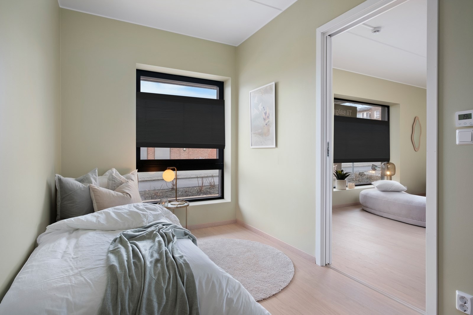 Soverommet er på 8,2m². Det gjøres oppmerksom på at det er redigert inn en plissegardin på bildet. Galleribilde