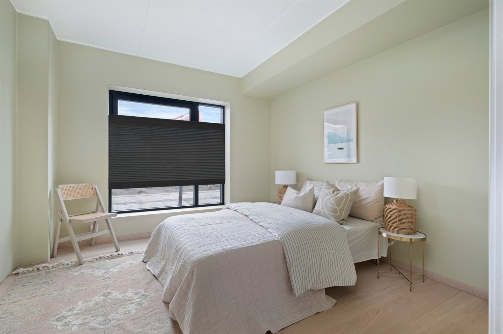 Det største soverommet er av god størrelse på 11,4m². Det gjøres oppmerksom på at det er redigert inn en plissegardin på bildet. Galleribilde