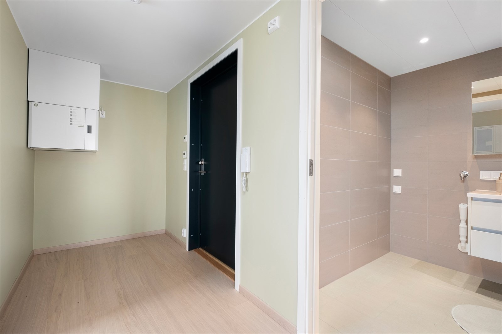 Romslig og luftig entre på 6m² med god plass til oppbevaring av sko og yttertøy i smarte garderobeløsninger. Galleribilde