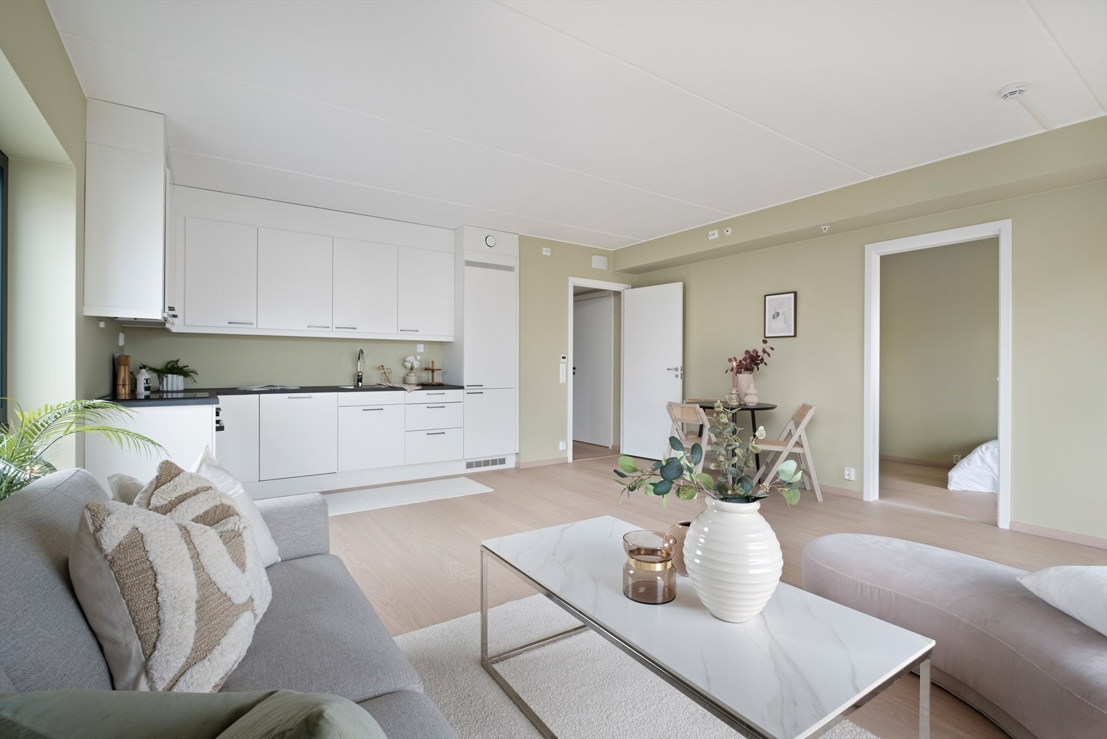 Leiligheten har en åpen løsning mellom stue og kjøkken på 28,4m². Galleribilde