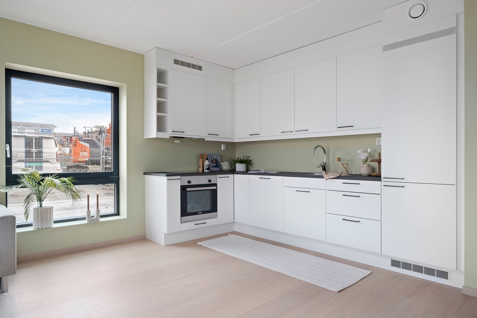 Kjøkkenet har integrerte hvitevarer fra Siemens som kombiskap, stekeovn, platetopp og oppvaskmaskin. Galleribilde