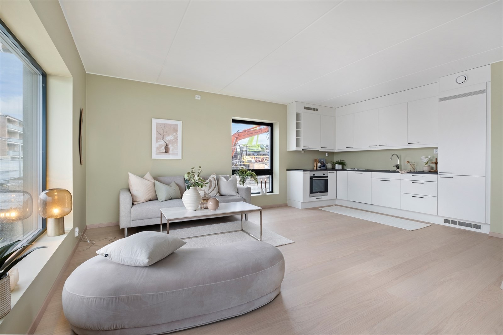 På alle "tørre rom" får du delikat 1-stavs eikeparkett med eikelister på gulv samt beige fliser på bad. Galleribilde