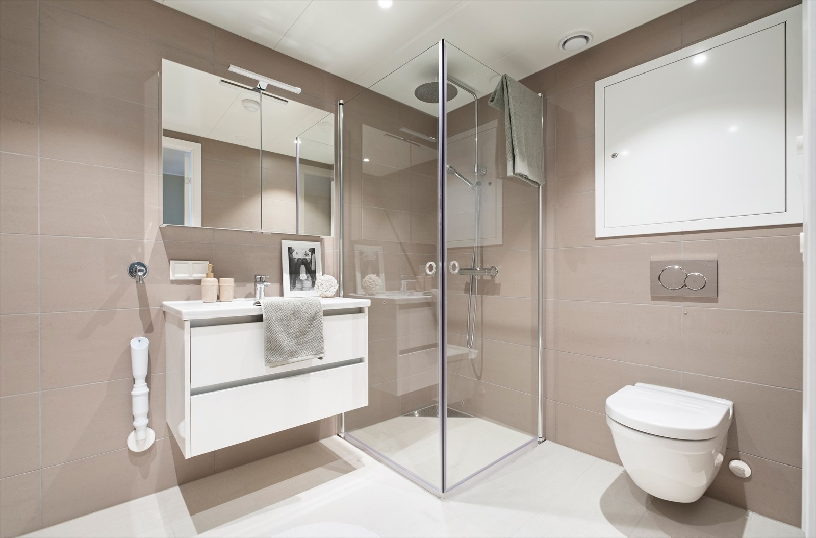 Lekkert flislagt bad med behagelig gulvvarme på flotte 5m². Galleribilde