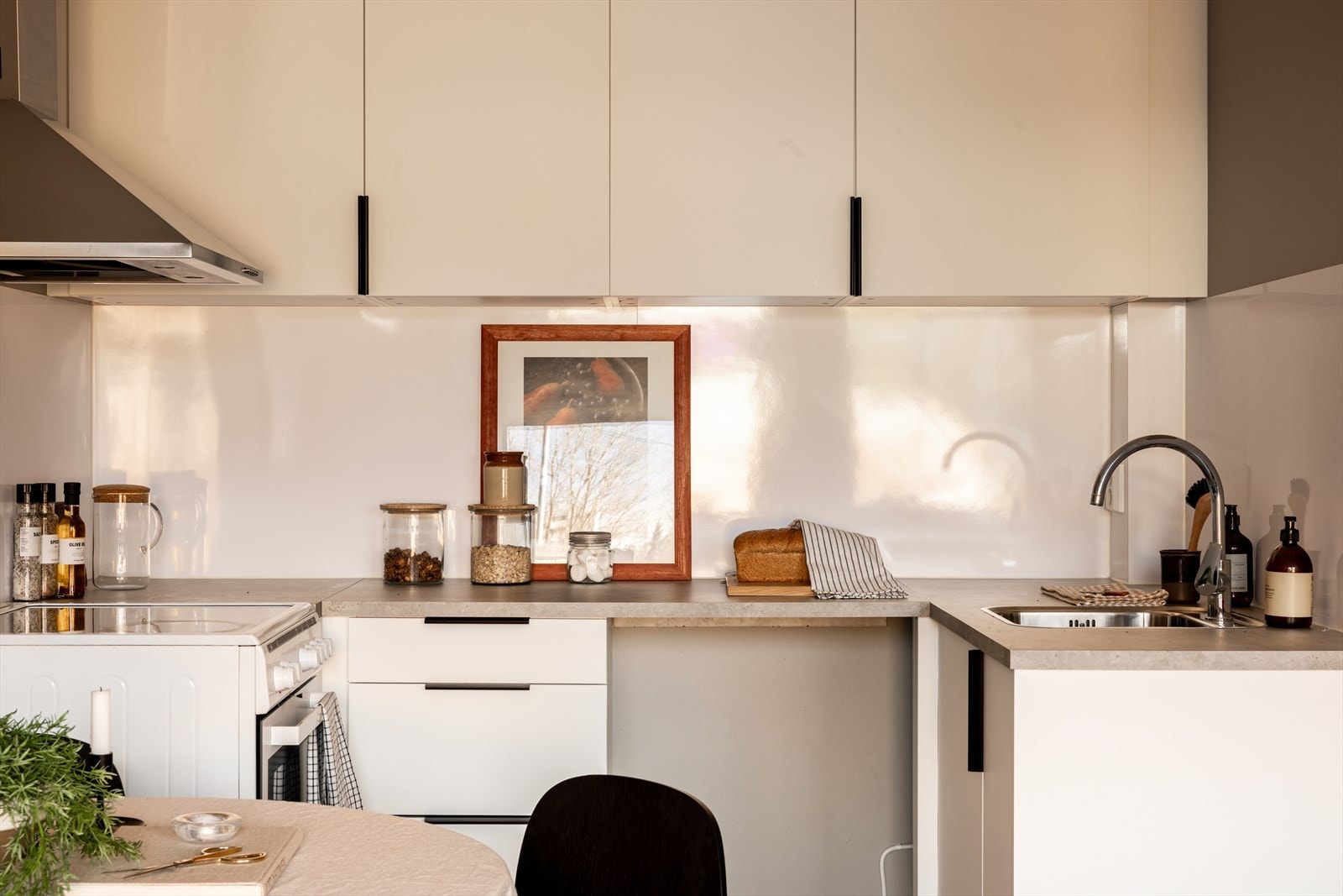 Et stilrent kjøkken med rikelig skap- og benkeplass, for både oppbevaring og matlagning. Galleribilde