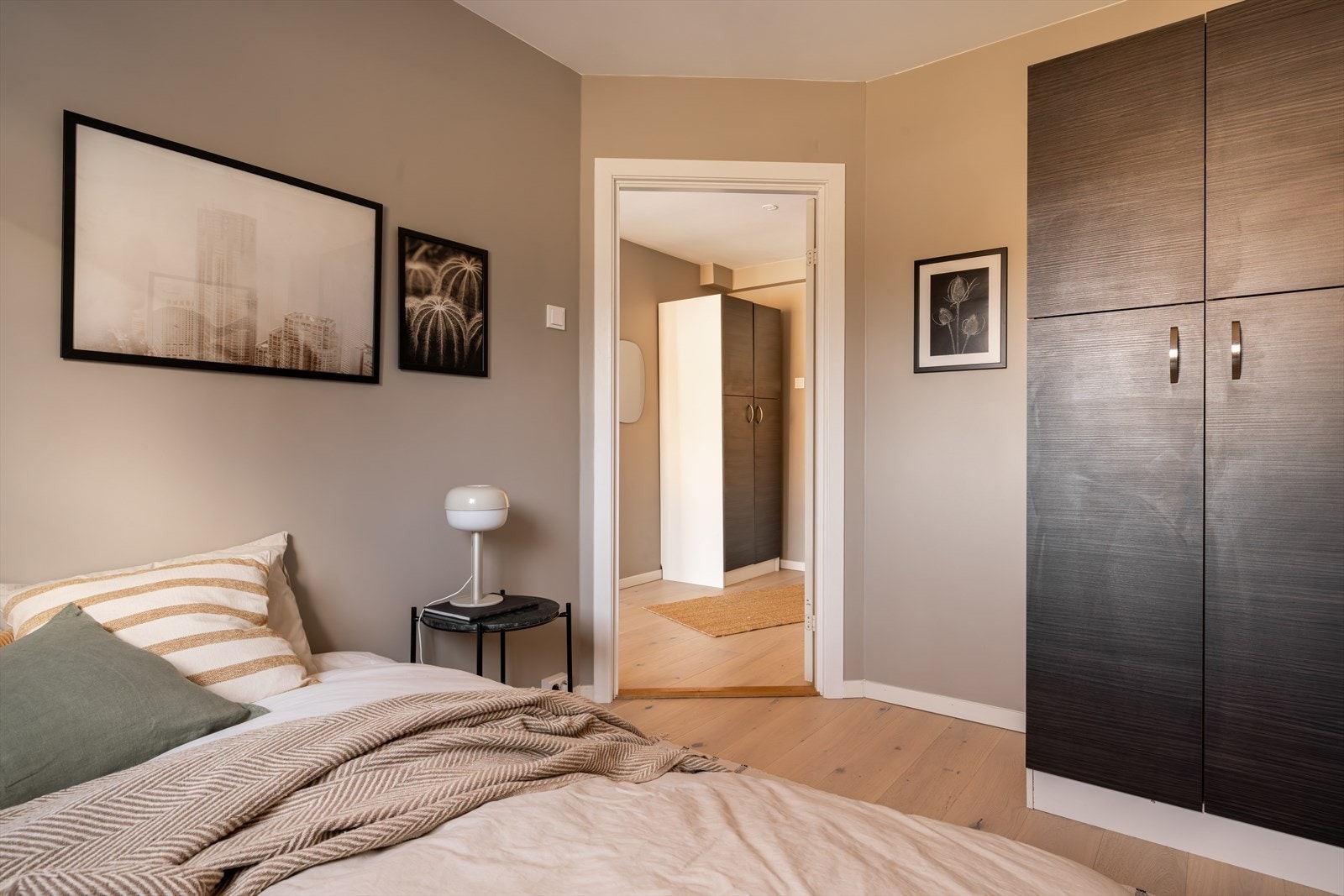 Soverommet er malt i lune veggfarger, som gir en god atmosfære. Galleribilde