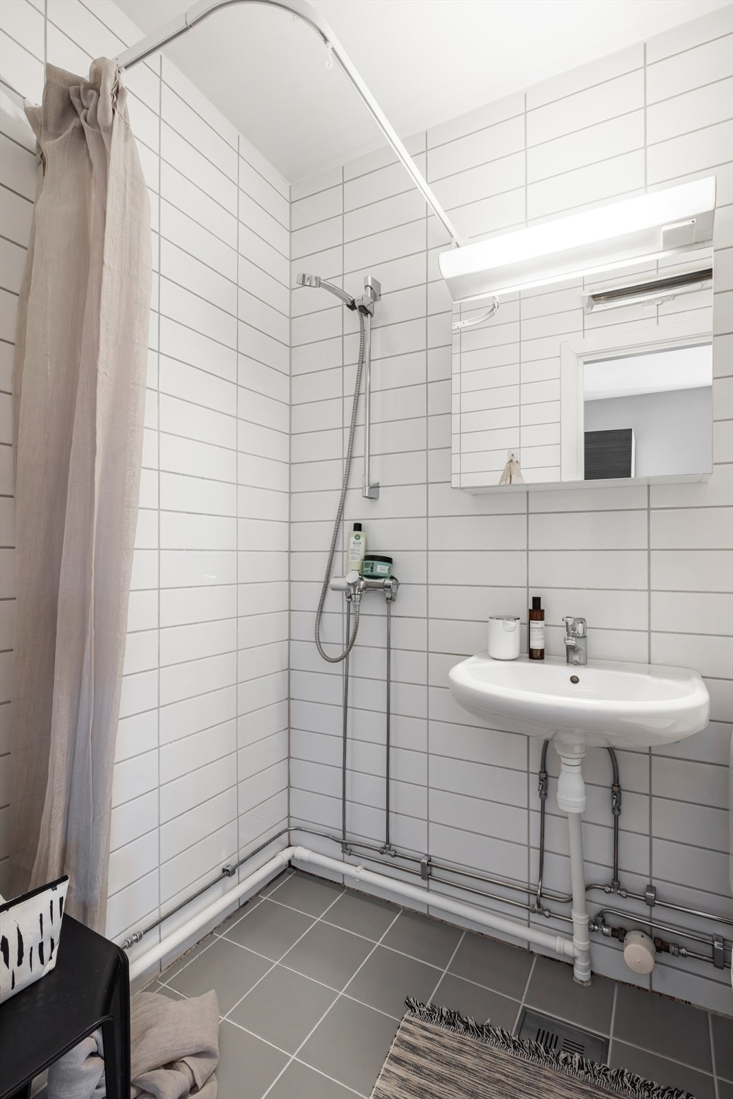 Eldre baderom med flislagte overflater Galleribilde