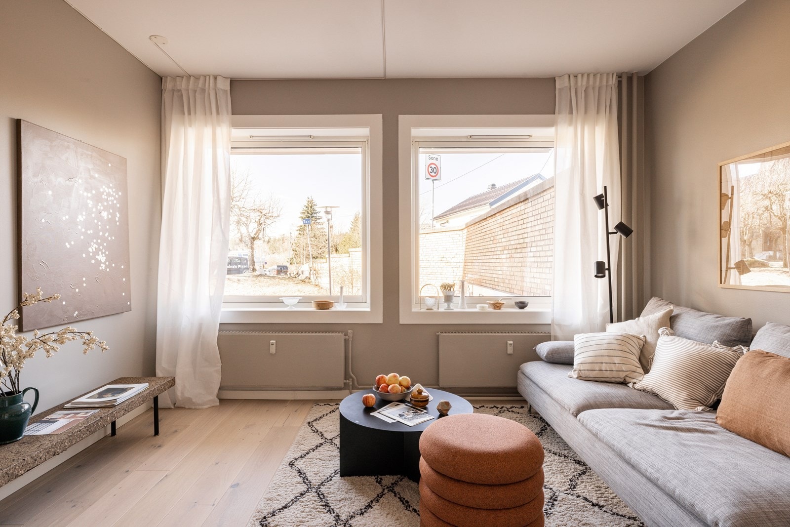 Hele leiligheten er malt i smakfulle fargevalg med 1-stavs parkettgulv Galleribilde