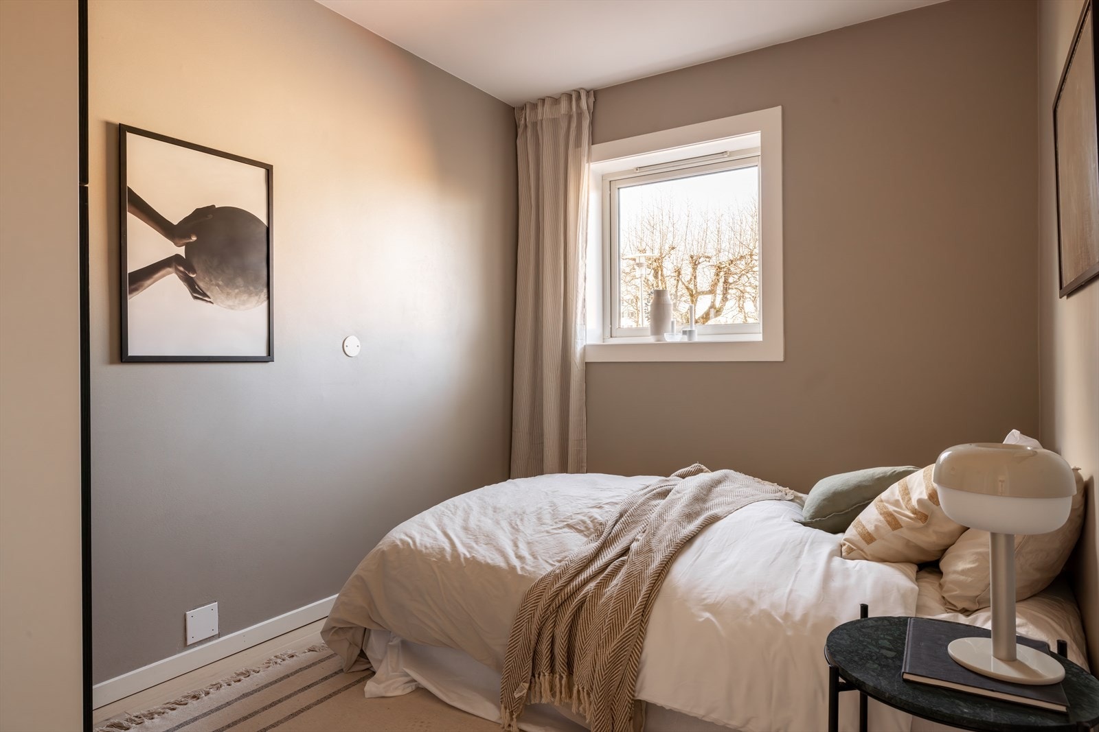 Soverommet er romslig med plass til dobbeltseng, nattbord på hver side og garderobeskap. Galleribilde