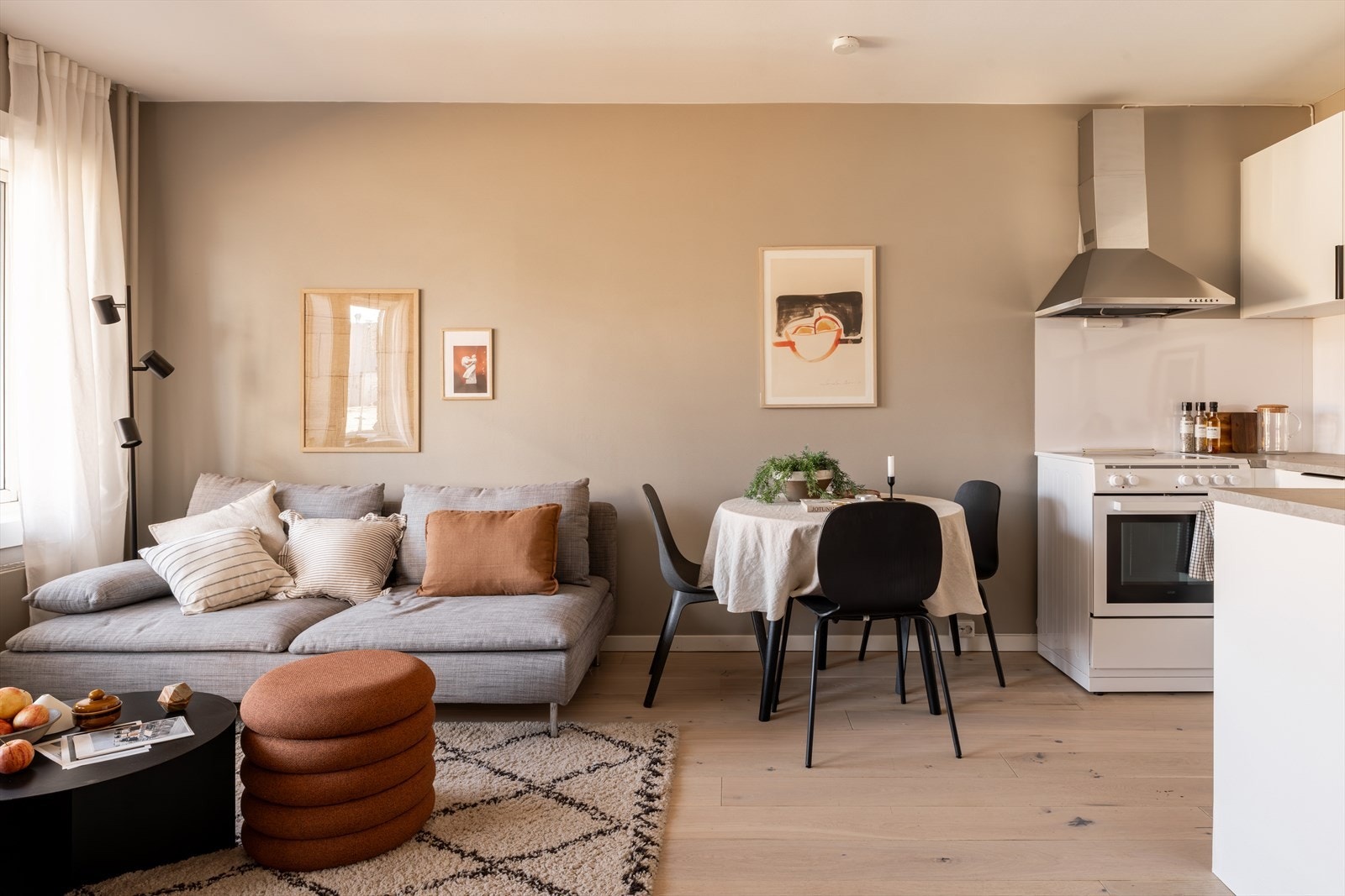 Stuen har en god arealutnyttelse med plass for sofagruppe, spisebord og annet møblement. Galleribilde