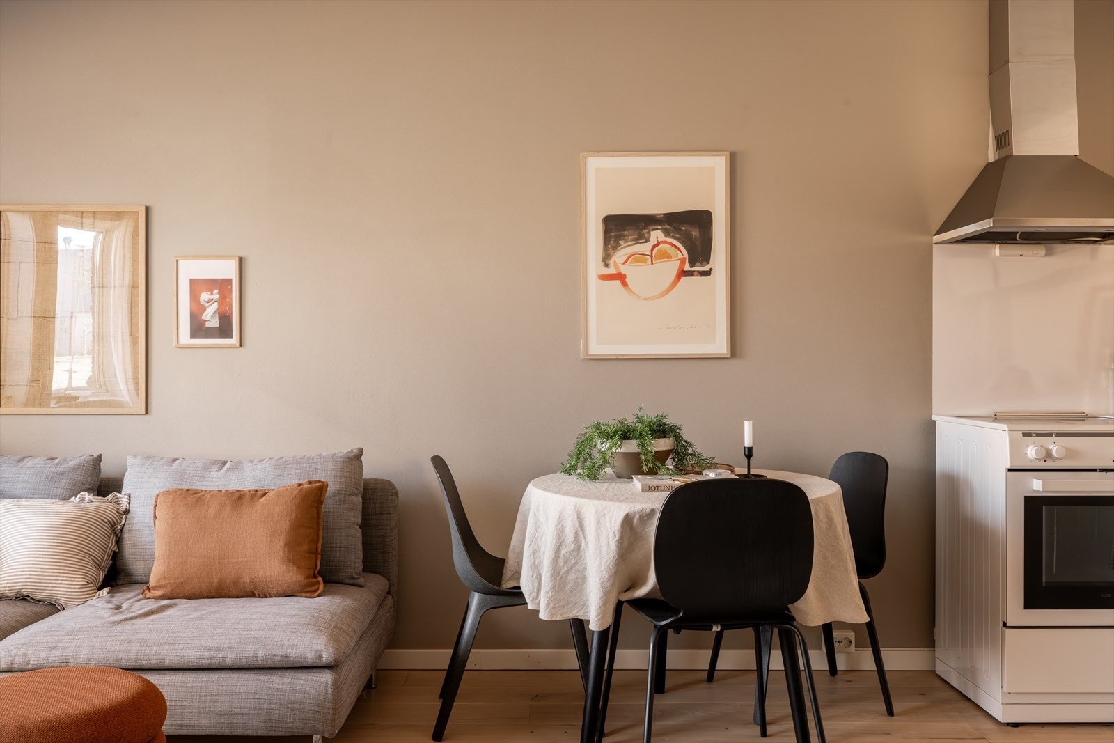 Plass til spisebord - inviterer til hyggelig middager med venner og familie! Galleribilde