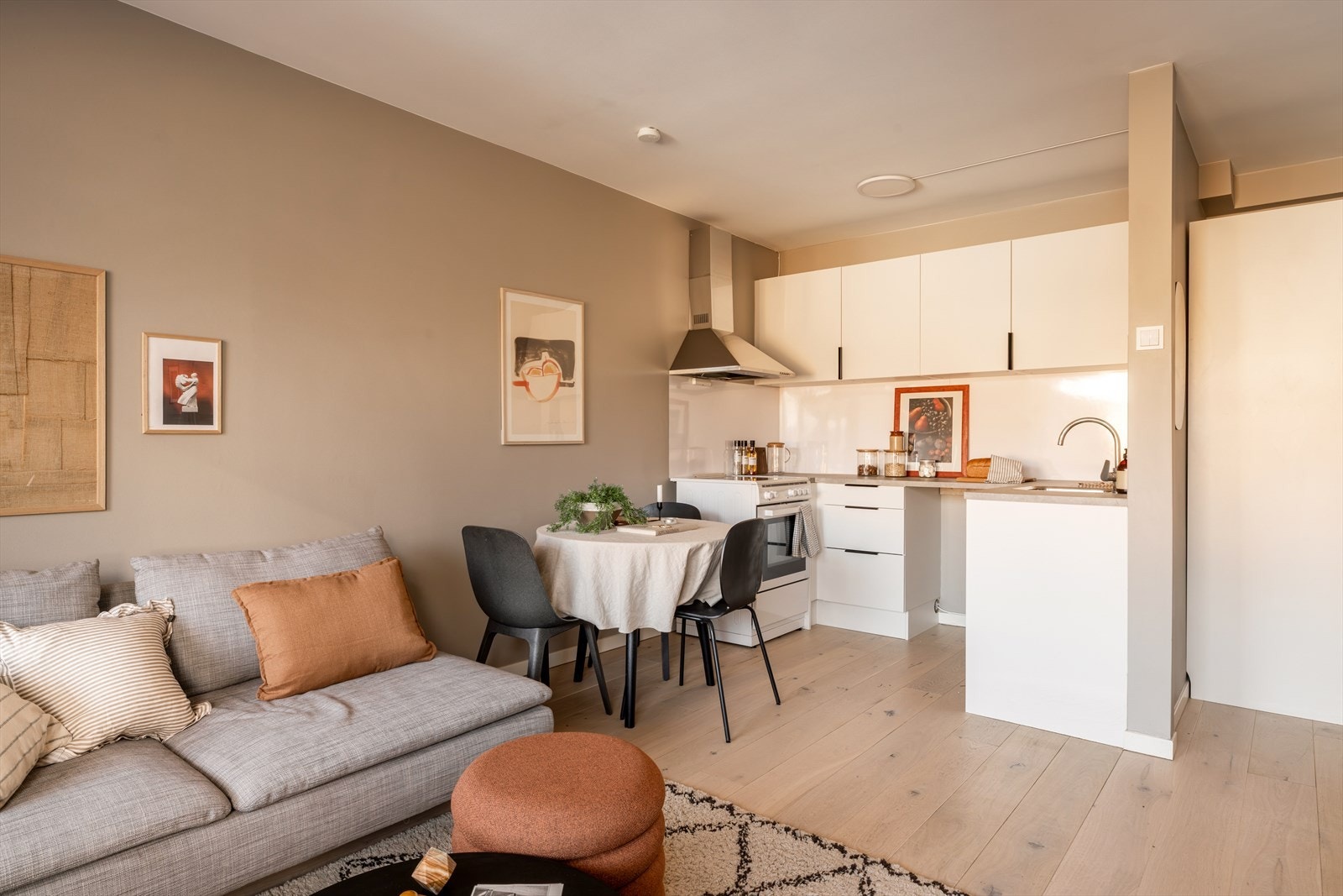 Den åpne planløsningen gir et luftig og sosialt rom. Galleribilde