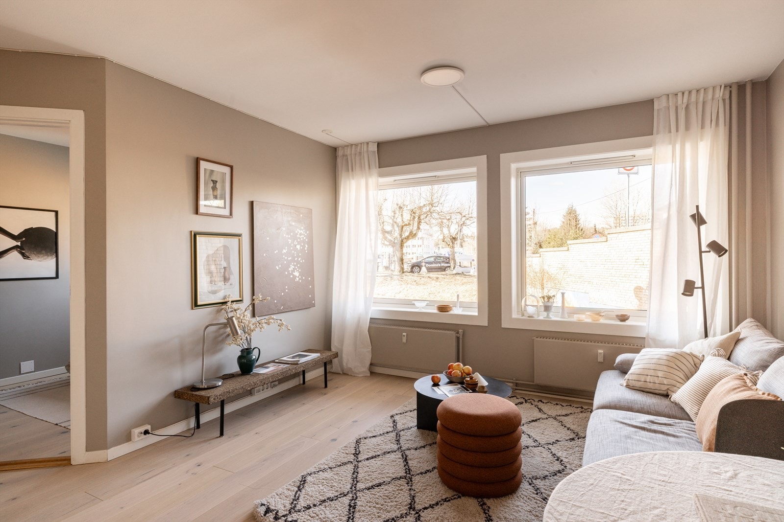 Store vindusflater som gir naturlig lysinnslipp i rommet Galleribilde