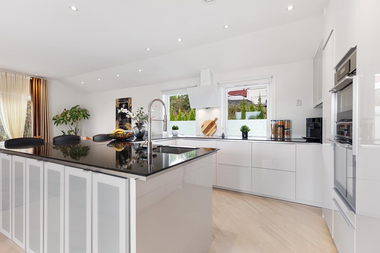 Kjøkkenet har en moderne, åpen løsning mot stuen som fremhever den elegante innredningen fra 2017. Galleribilde