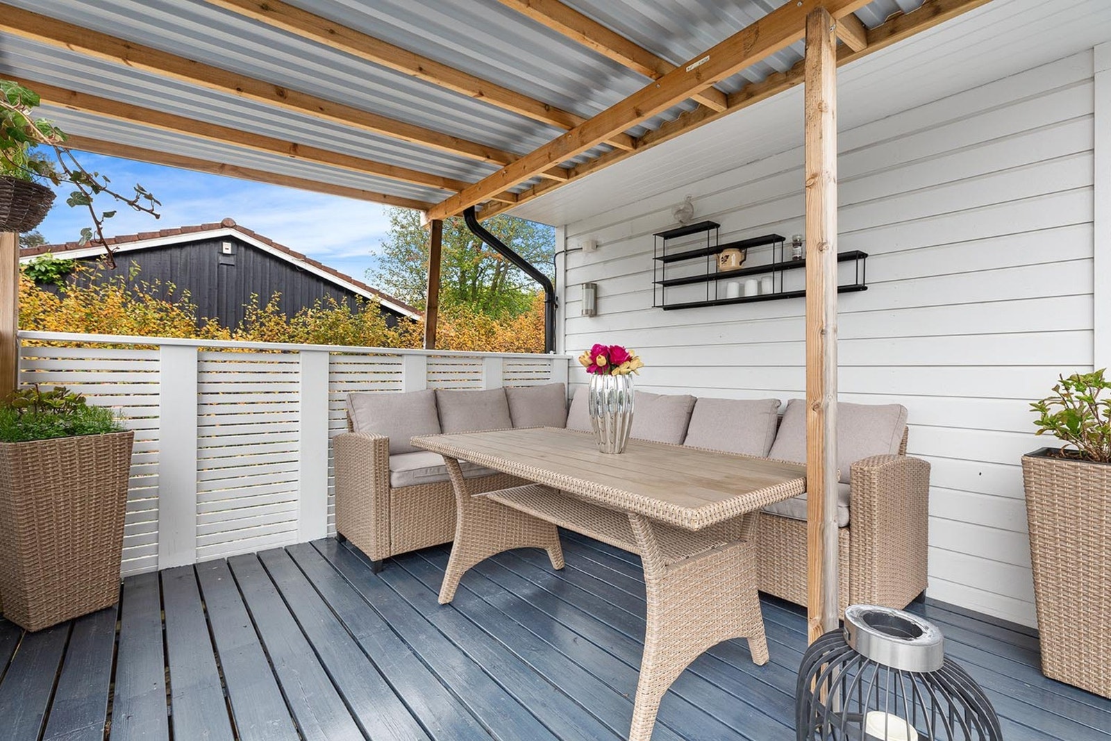 Verandaen tilfører boligen et ekstra uterom og fungerer som en sømløs forlengelse av innemiljøet. Galleribilde