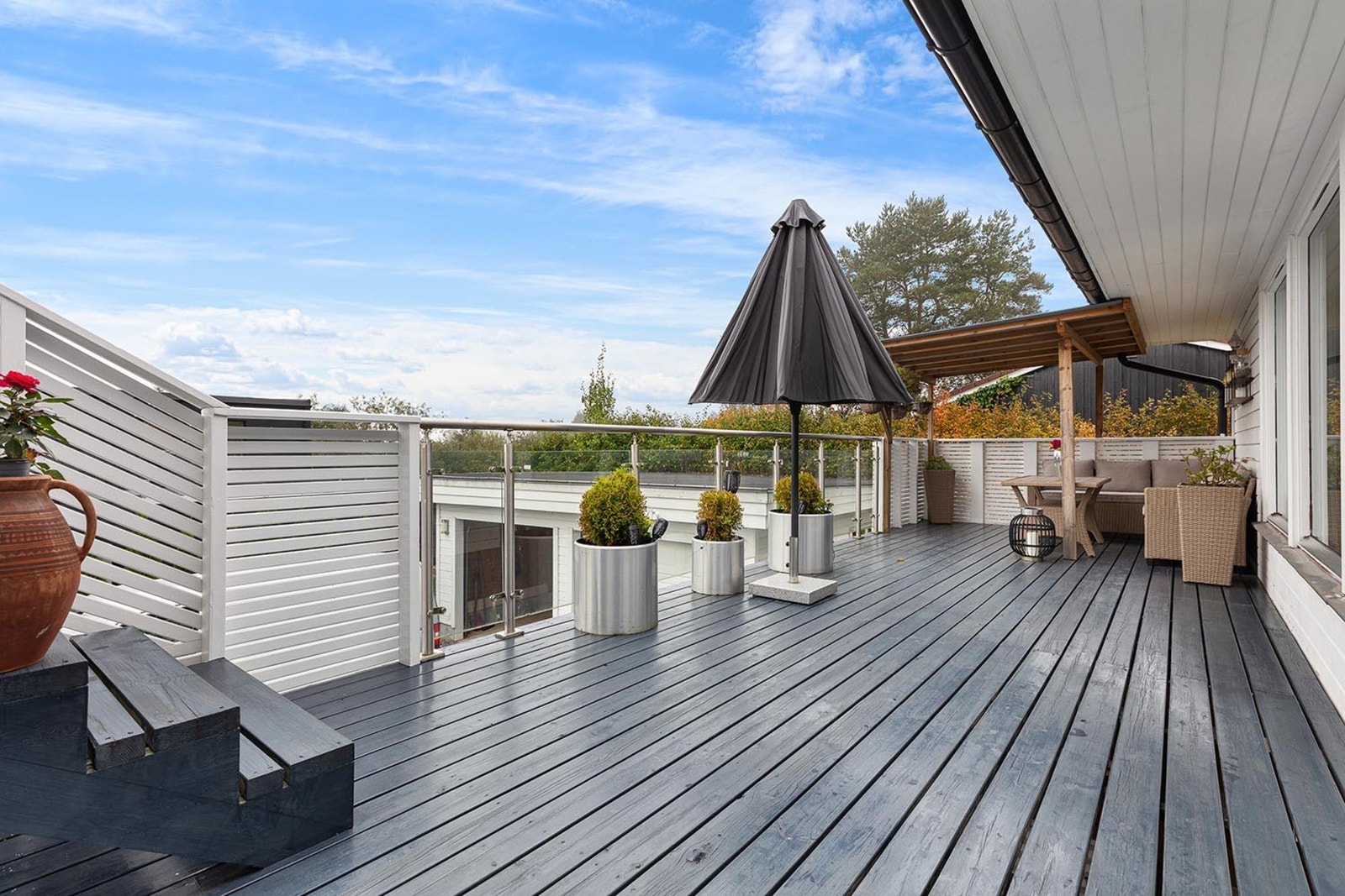 Dette er et hjem som virkelig inviterer til å nyte både inne- og utelivet. Galleribilde