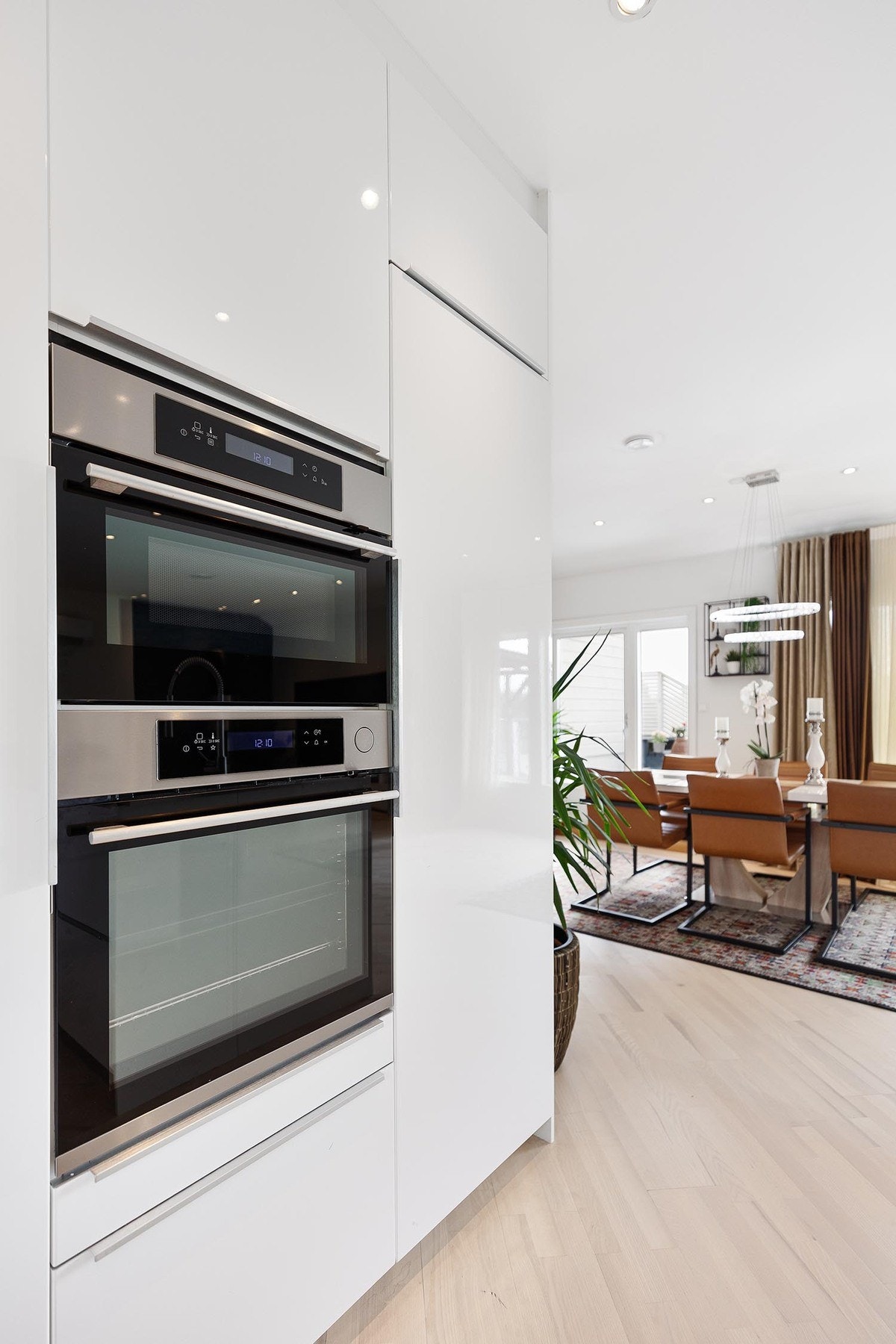 Integrerte hvitevarer inkluderer kjøl-/fryseskap, oppvaskmaskin, koketopp, stekeovn og mikrobølgeovn. Galleribilde