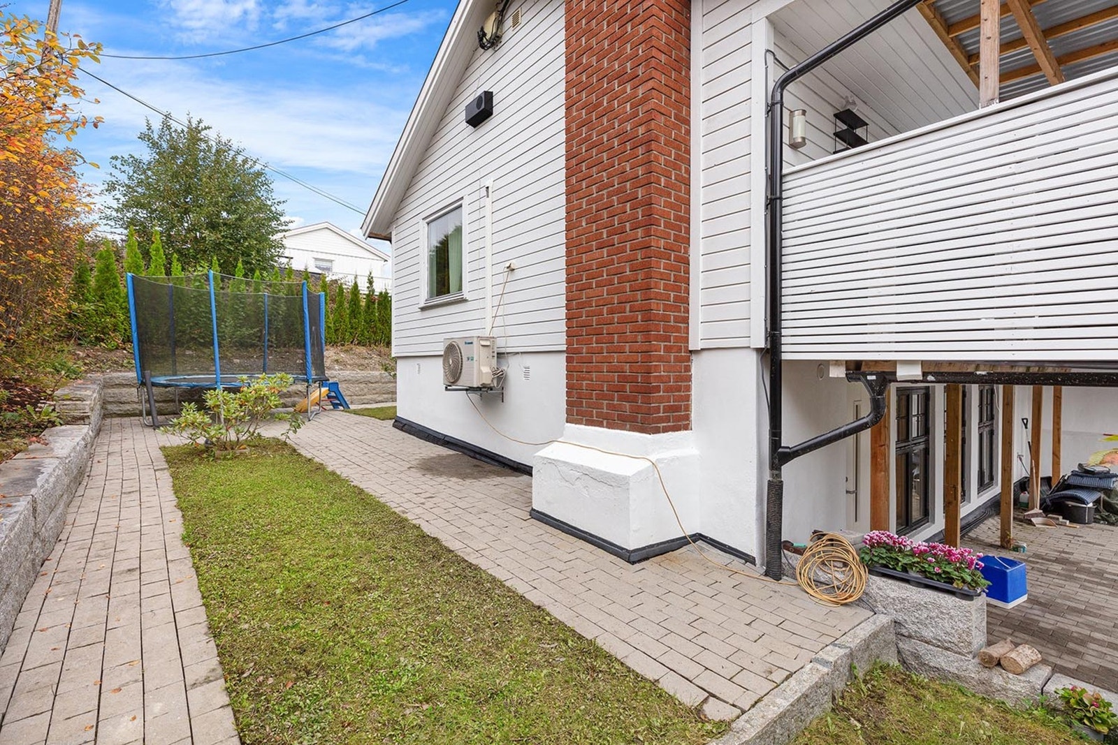Eiendommen har flotte uteområder med veranda, terrasse og hage. Galleribilde