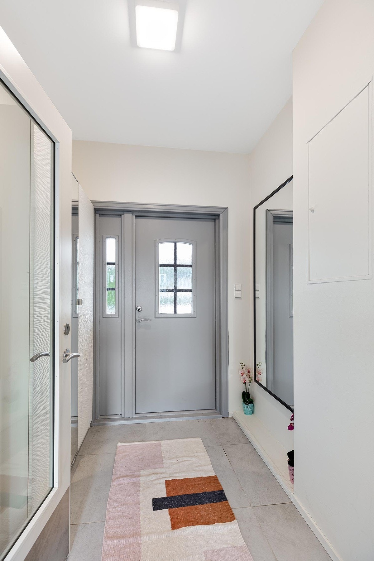 Entreen ønsker deg velkommen med et elegant og moderne uttrykk. Galleribilde