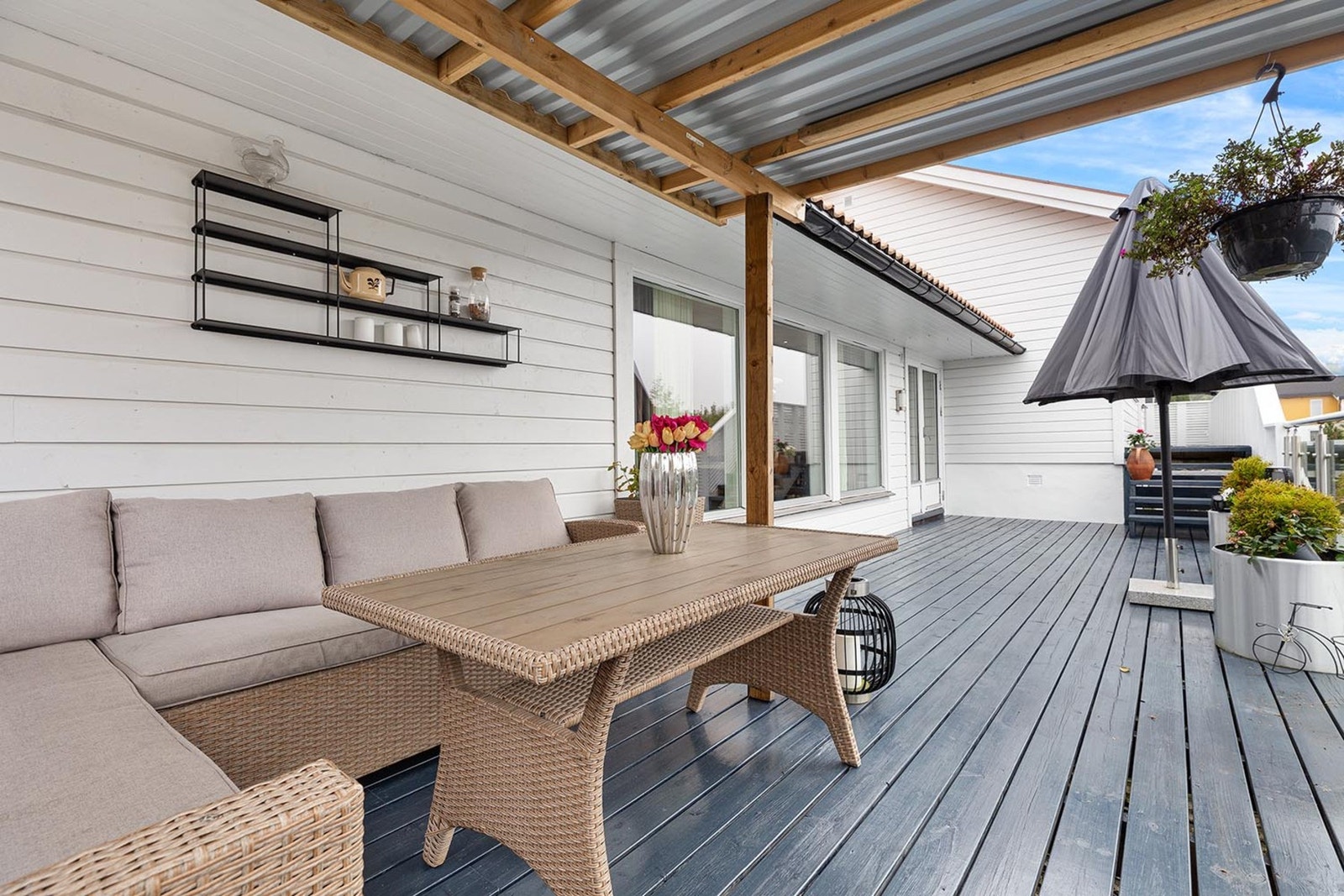 Terrassen og verandaen har rikelig plass til sittegrupper, grill og solstoler, perfekt for avslapning eller sosialt samvær. Galleribilde