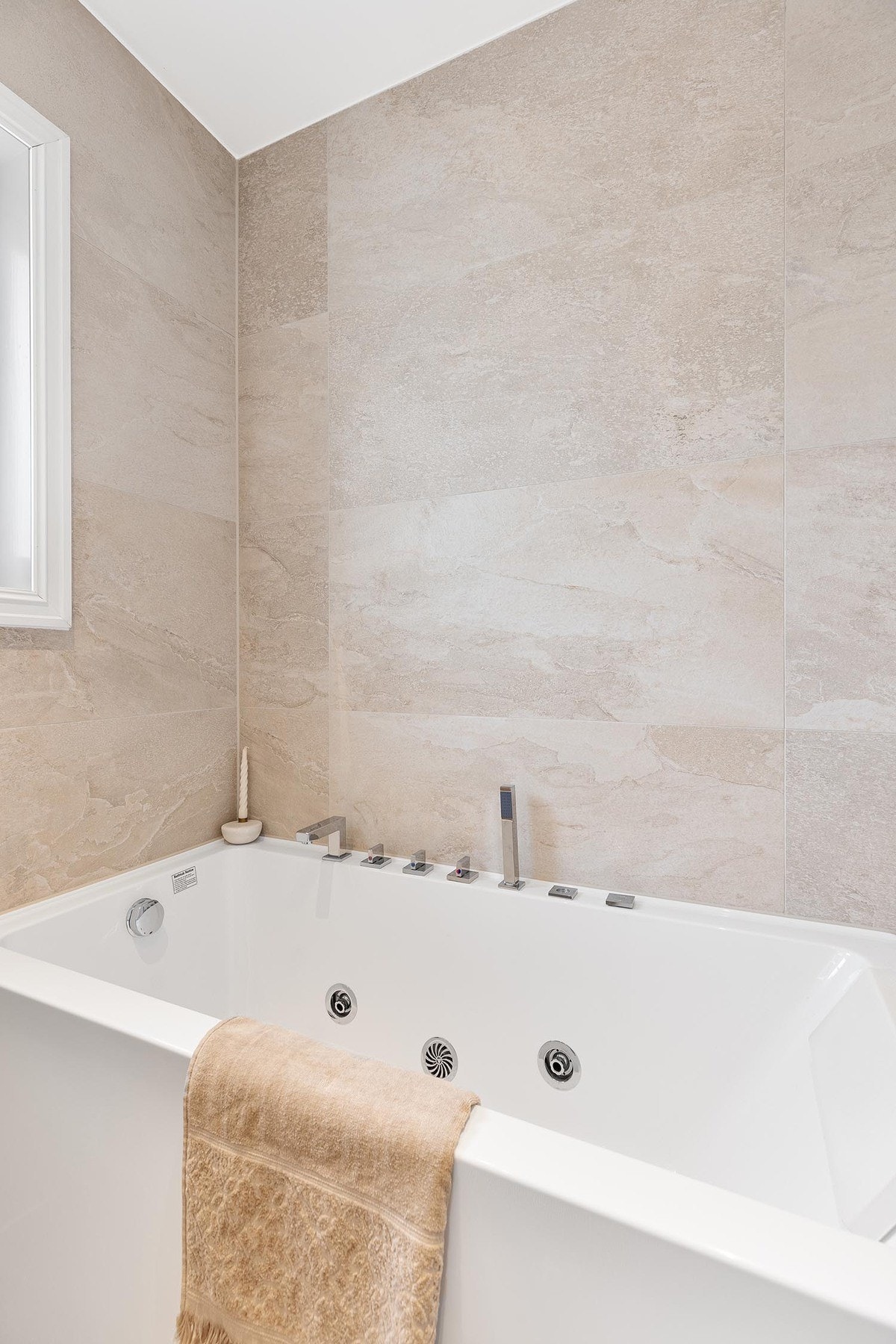 Badekaret er det perfekte stedet for avslapning, enten du ønsker et varmt bad etter en lang dag eller en rolig stund med velvære. Galleribilde