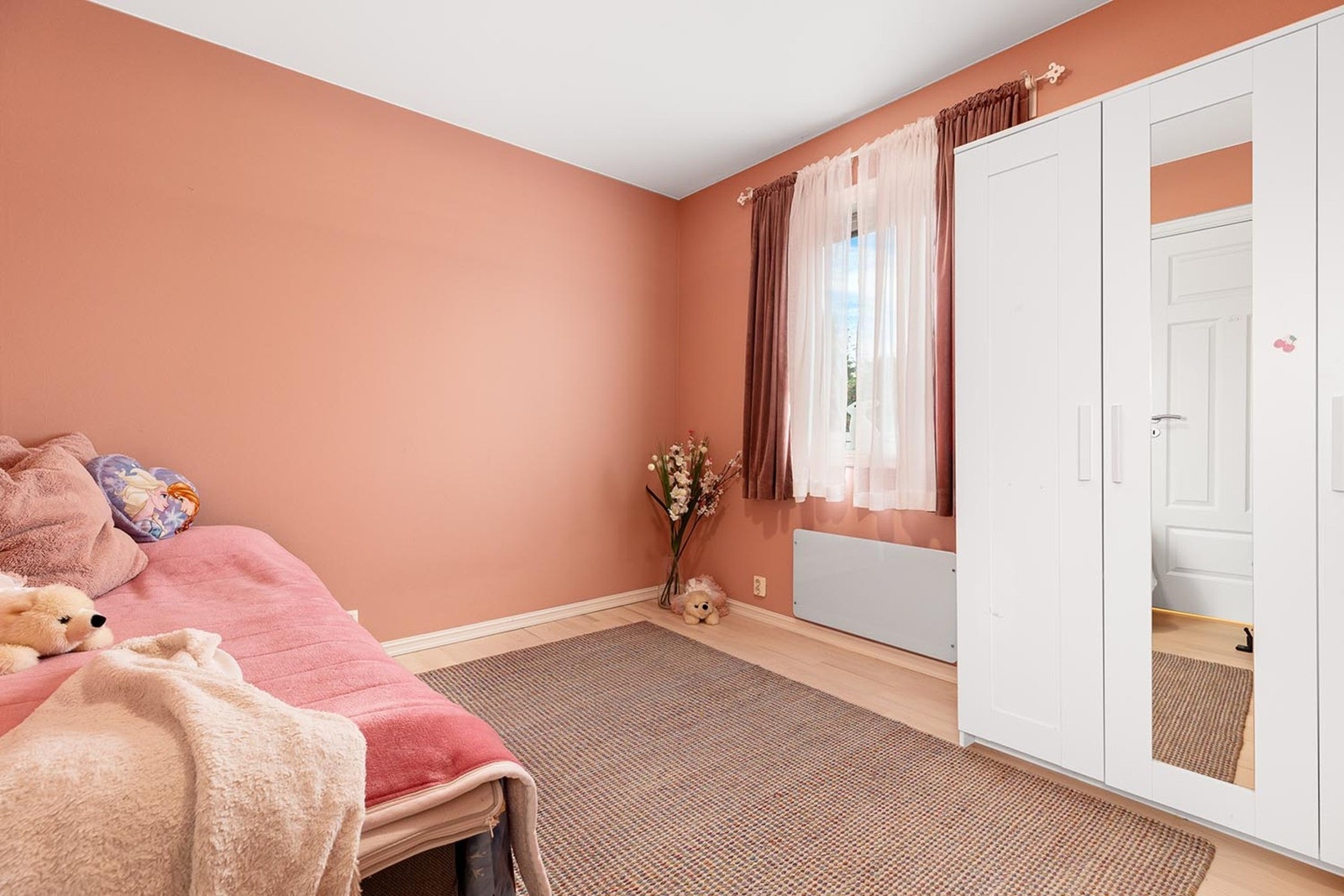 To av soverommene har garderobeskap. Galleribilde