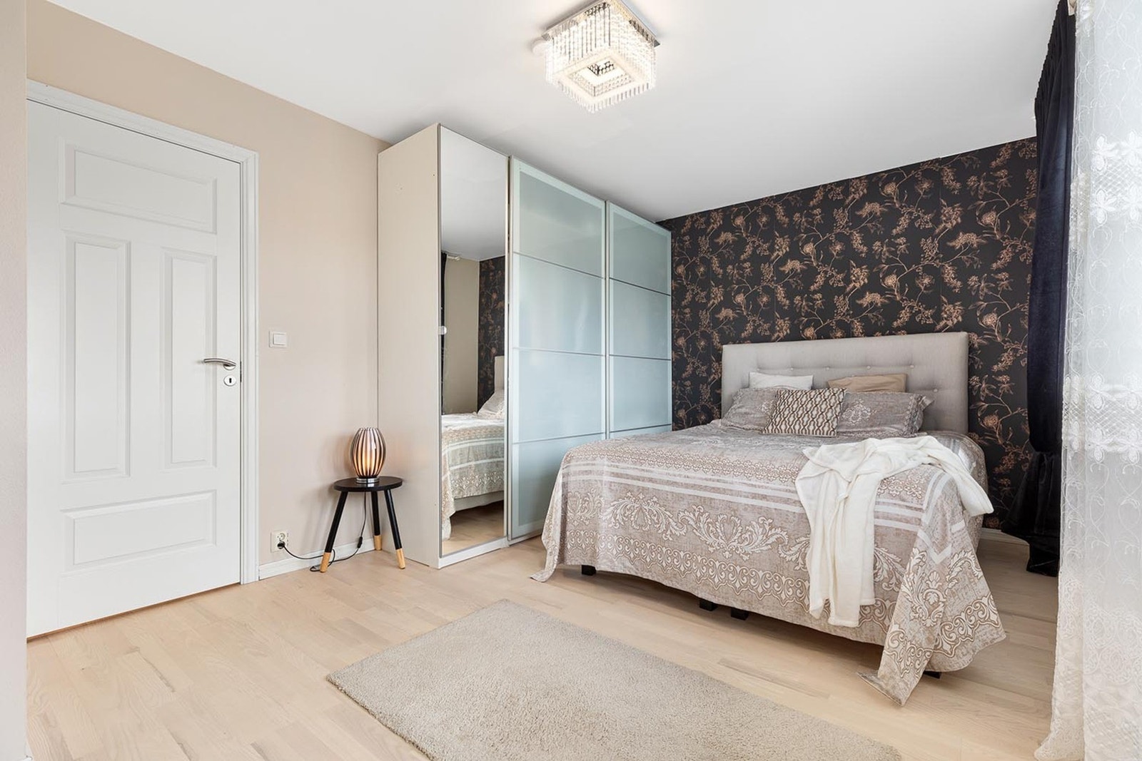 Hoveddelen av boligen har tre romslige soverom med plass til dobbeltseng og garderobeløsninger Galleribilde