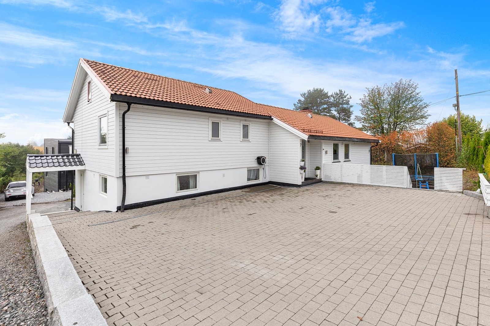 Med sine tre adskilte enheter - hoveddelen i første etasje, utleiedelen og en hybel i underetasjen - er fleksibiliteten stor, og alle enheter har egne innganger. Galleribilde