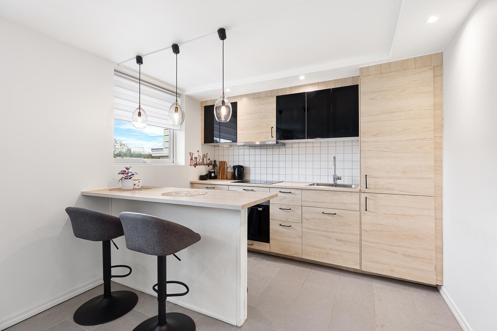 Den inneholder en stue og kjøkken i åpen løsning, som ble etablert i 2017. Galleribilde