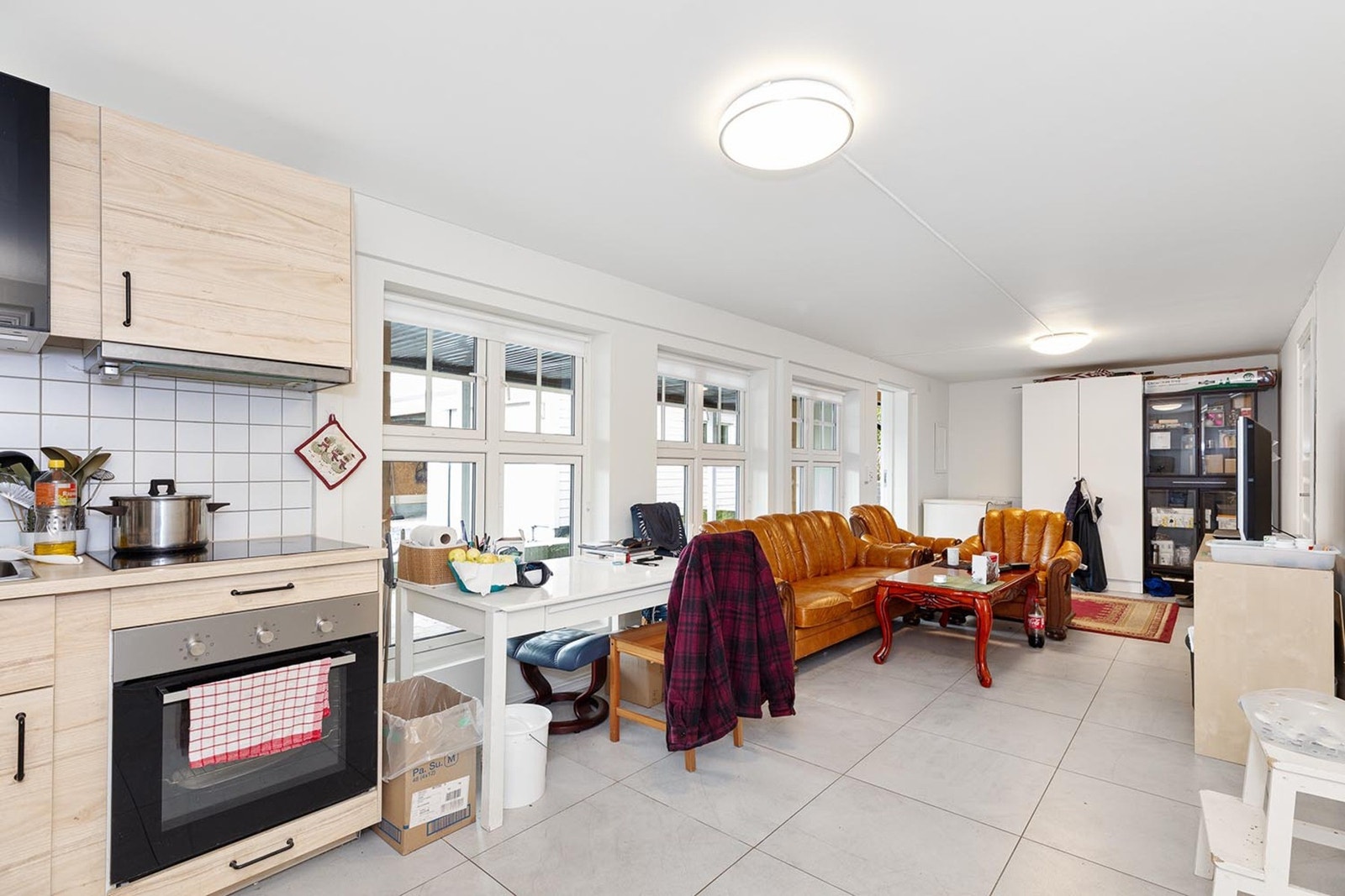 Utleiedelen har egen inngang og genererer inntekter på kr 10 700,- per måned. Den inneholder en stue og kjøkken i åpen løsning, etablert i 2017. Galleribilde