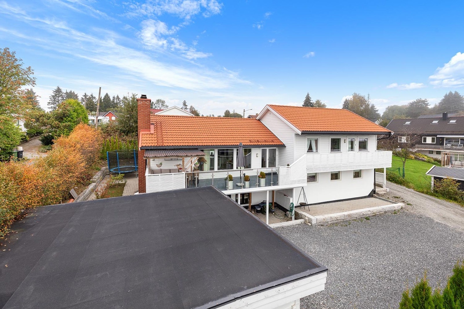 Dette er en innholdsrik og moderne enebolig fordelt over tre plan - ideell for storfamilien eller for dem som ønsker stabile leieinntekter. Galleribilde