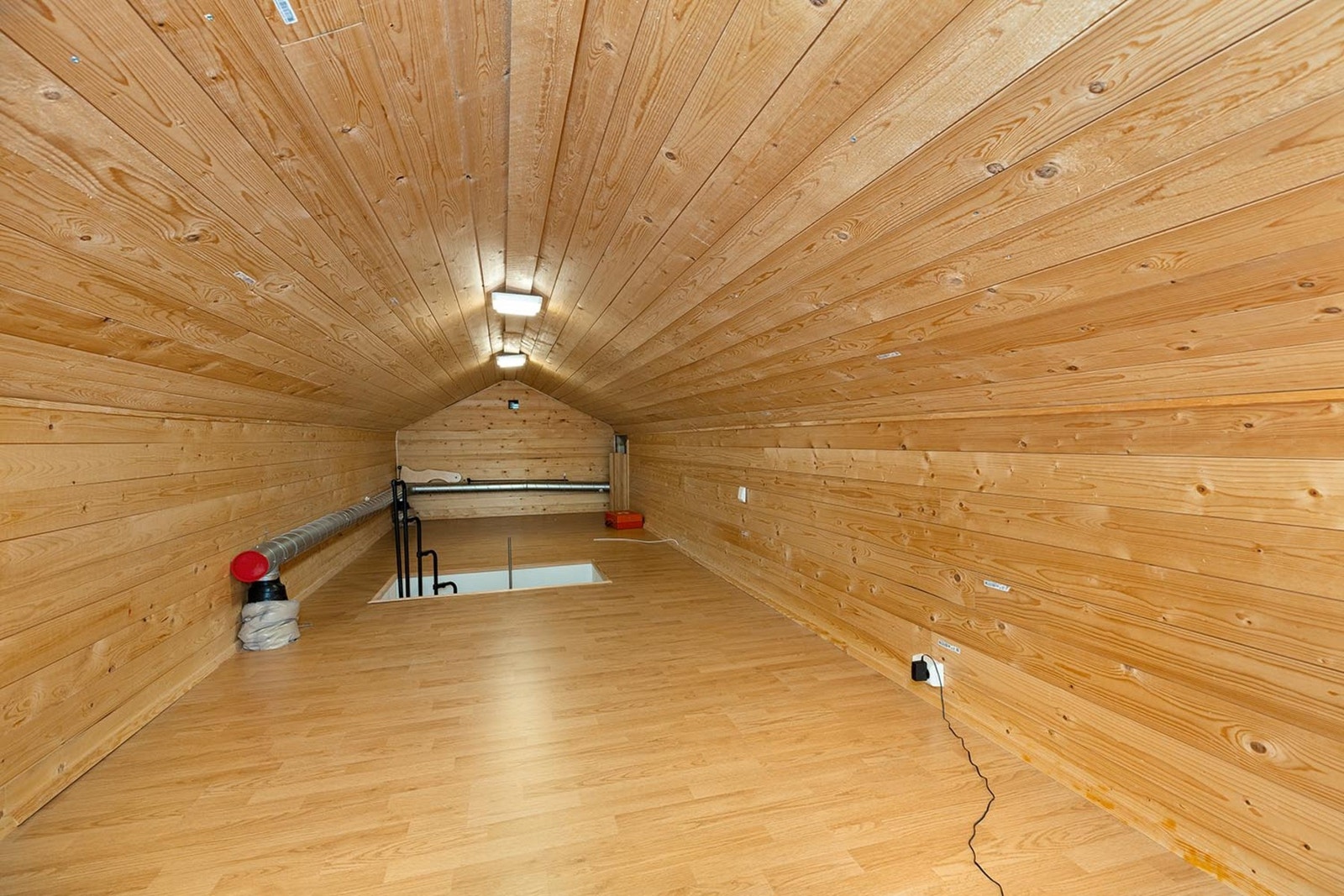 God lagringsplass på loft. Galleribilde