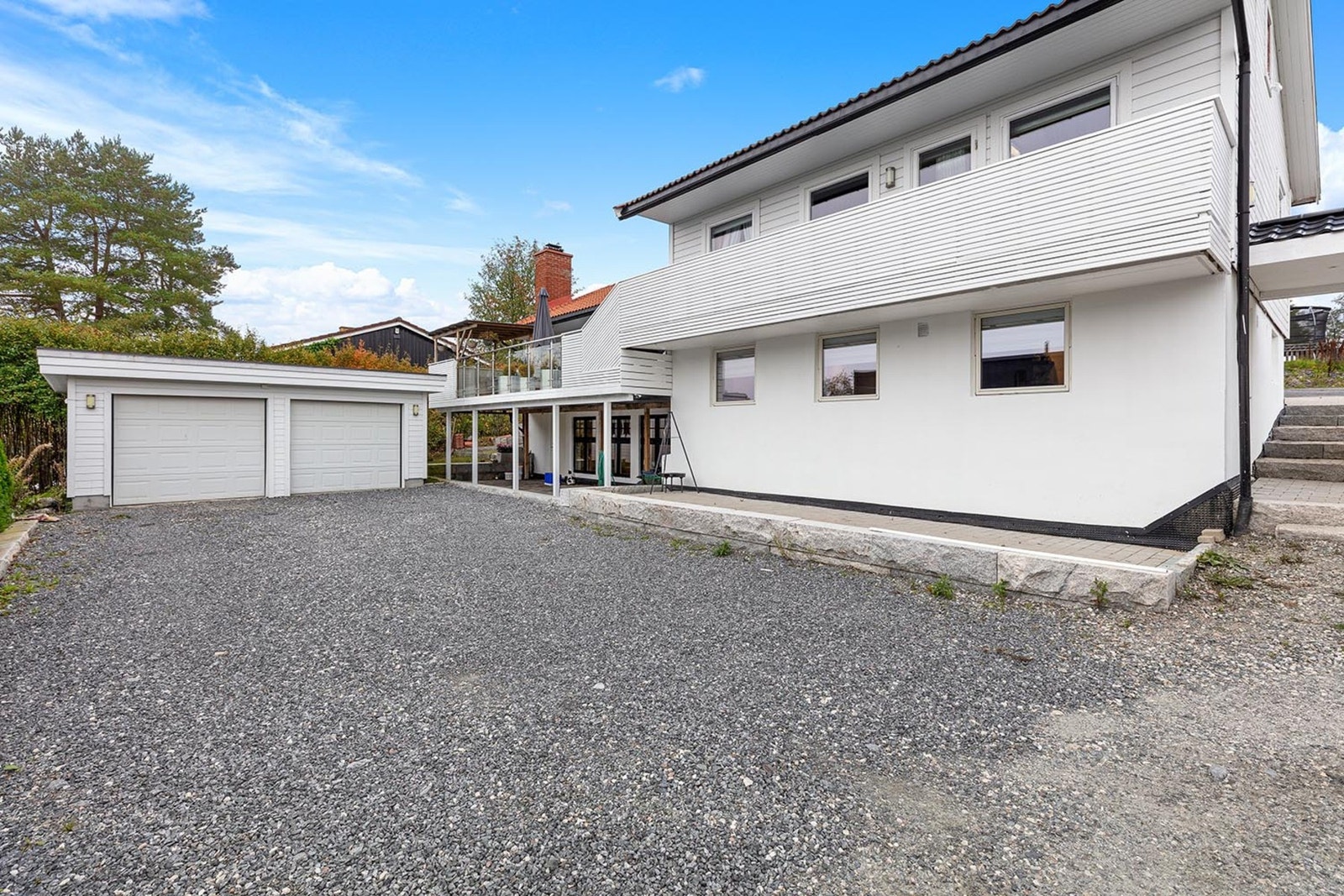 For deg som trenger rikelig med lagrings- og parkeringsplass, tilbyr denne eiendommen en romslig dobbelgarasje. Galleribilde