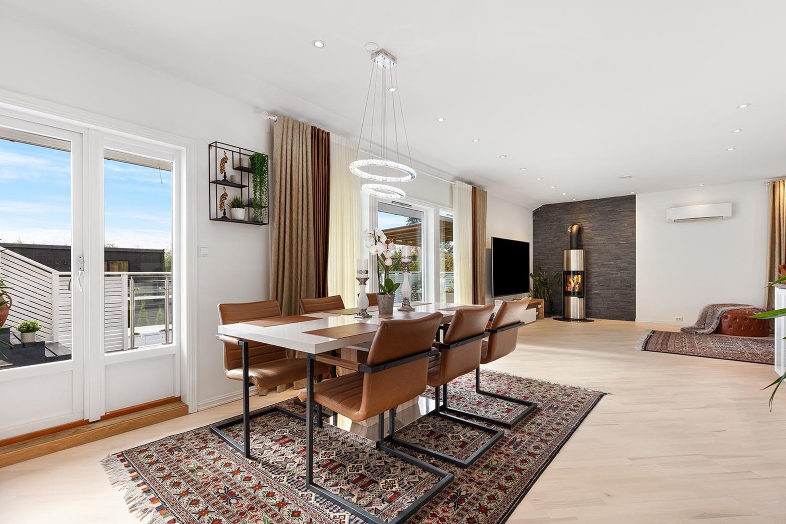 Planløsningen legger til rette for et sosialt og fleksibelt oppholdsrom. Galleribilde