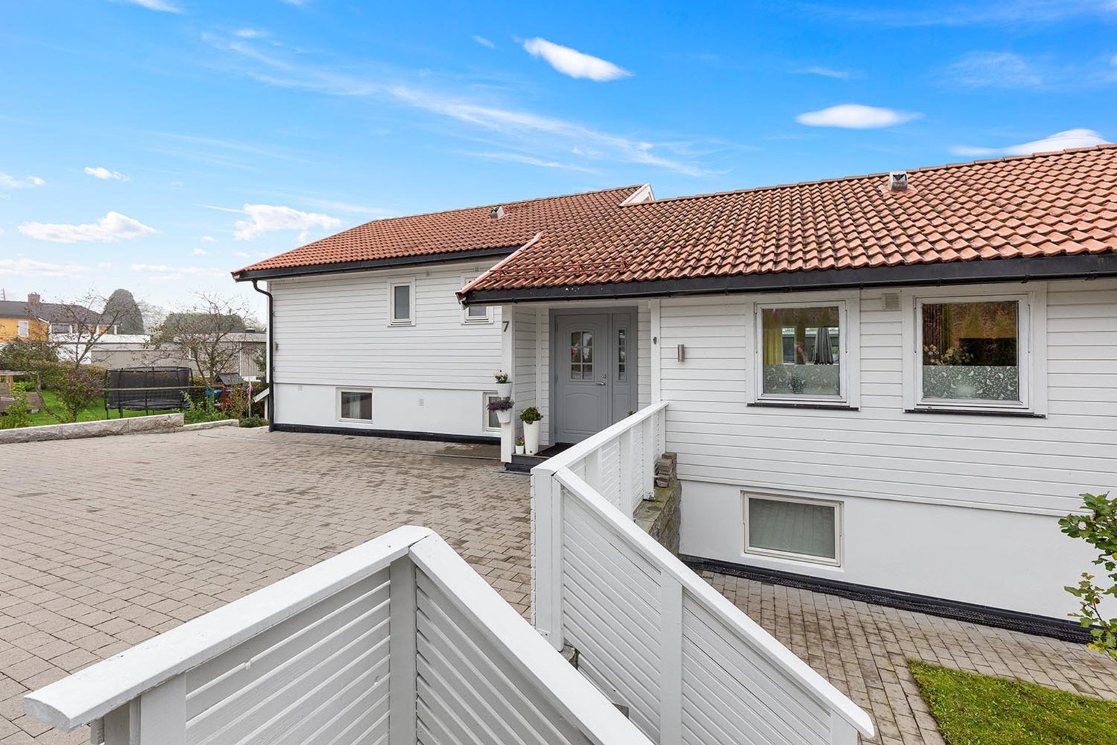 Boligen ble omfattende oppgradert i 2017 og fremstår med høy standard og moderne fasiliteter. Galleribilde