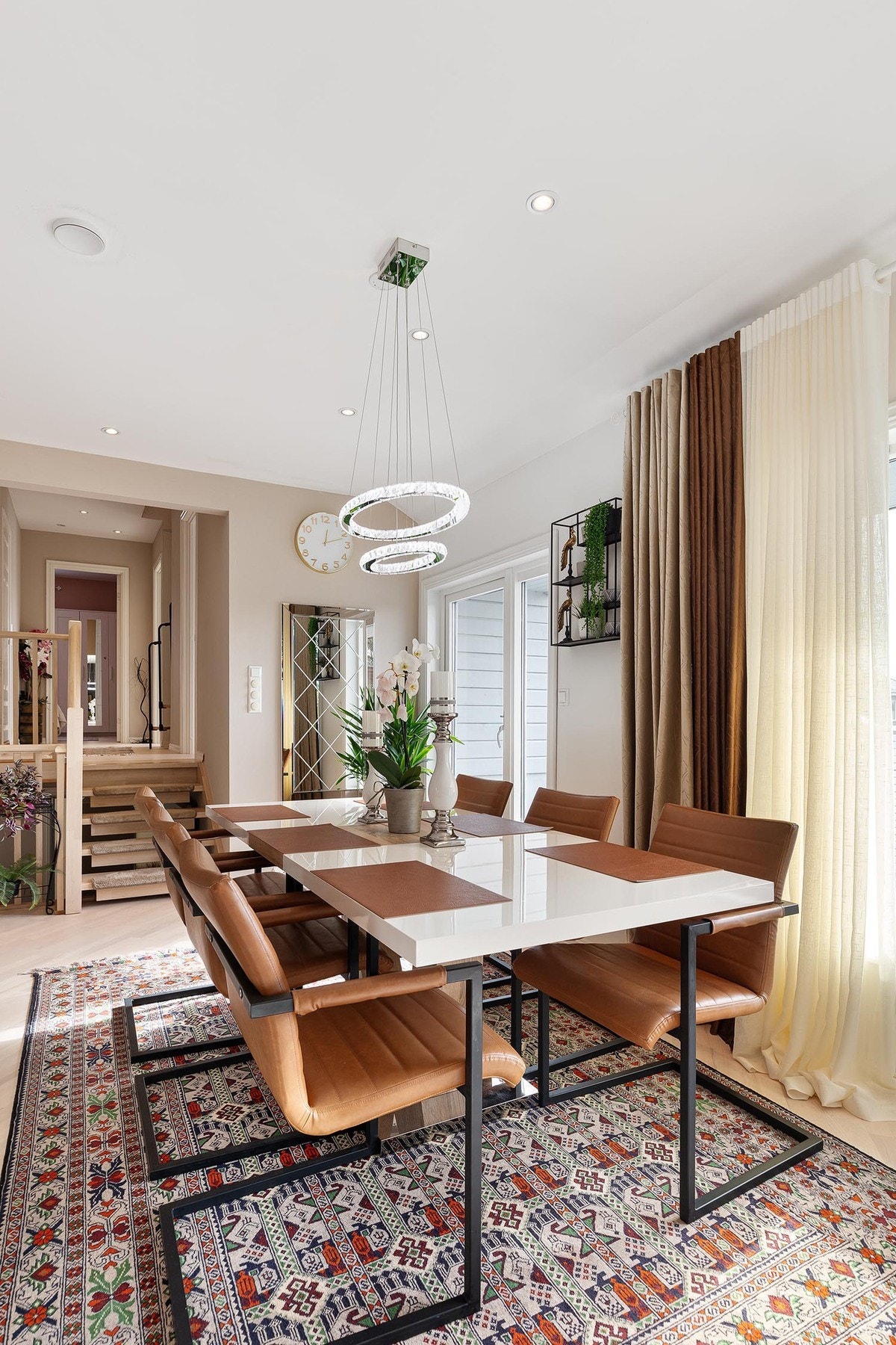 Den åpne planløsningen skaper et lyst og luftig oppholdsrom, hvor store vindusflater slipper inn naturlig dagslys og forsterker romfølelsen. Galleribilde