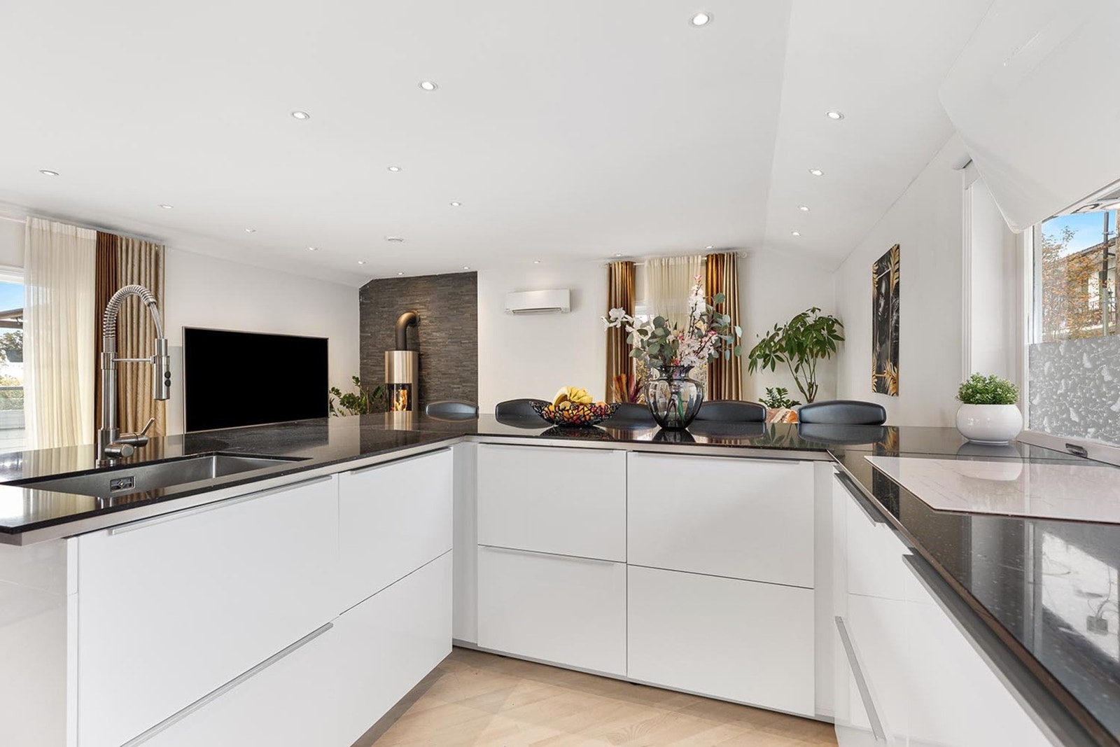 Rikelig med skap- og benkeplass, samt en kjøkkenøy med plass til barstoler, gjør det ideelt for både gjestemiddager og hverdagsmåltider. Galleribilde