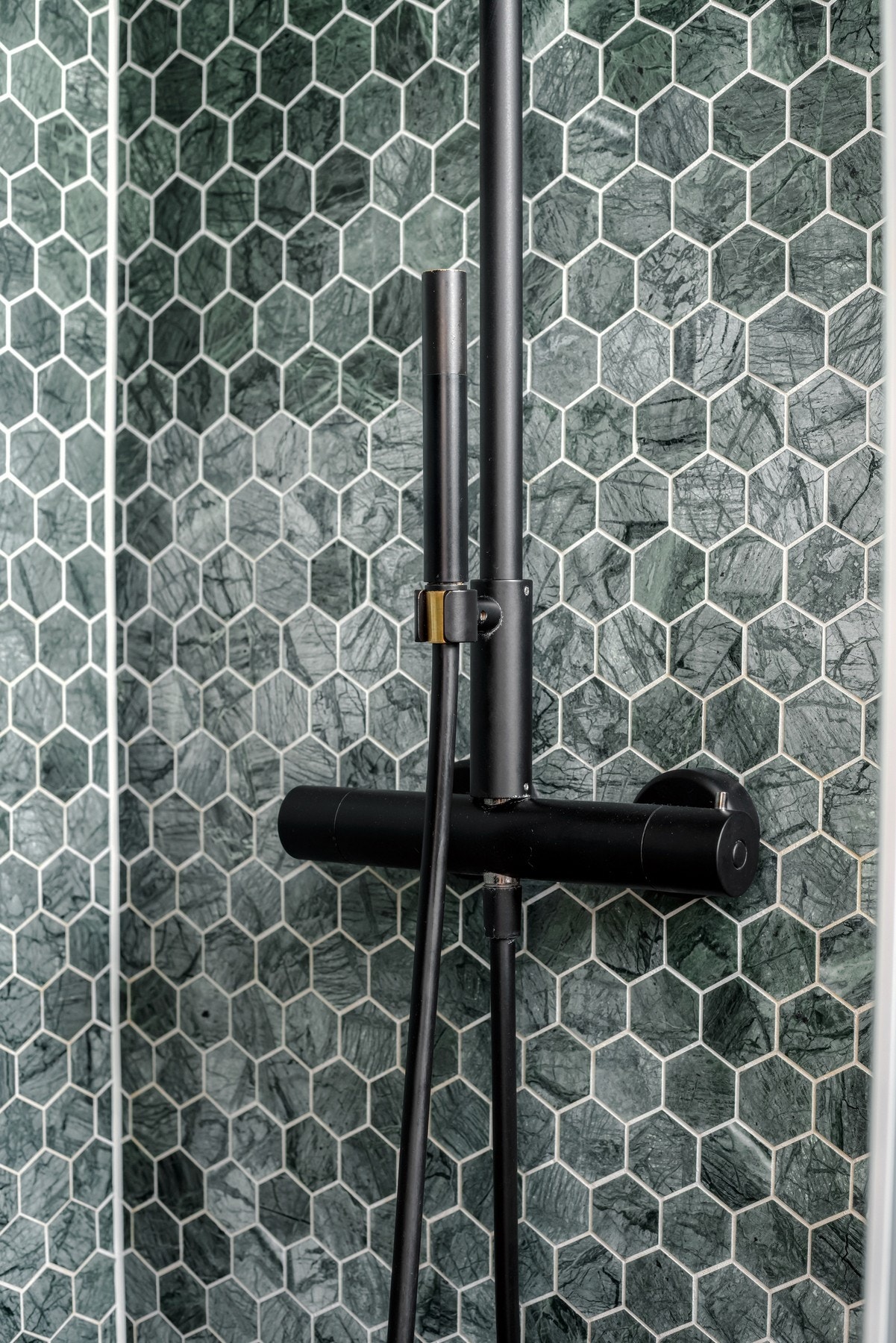 Luksuriøse detaljer som mosaikk fliser i hele dusjsonen i grønn marmor og hexagon mønster Galleribilde