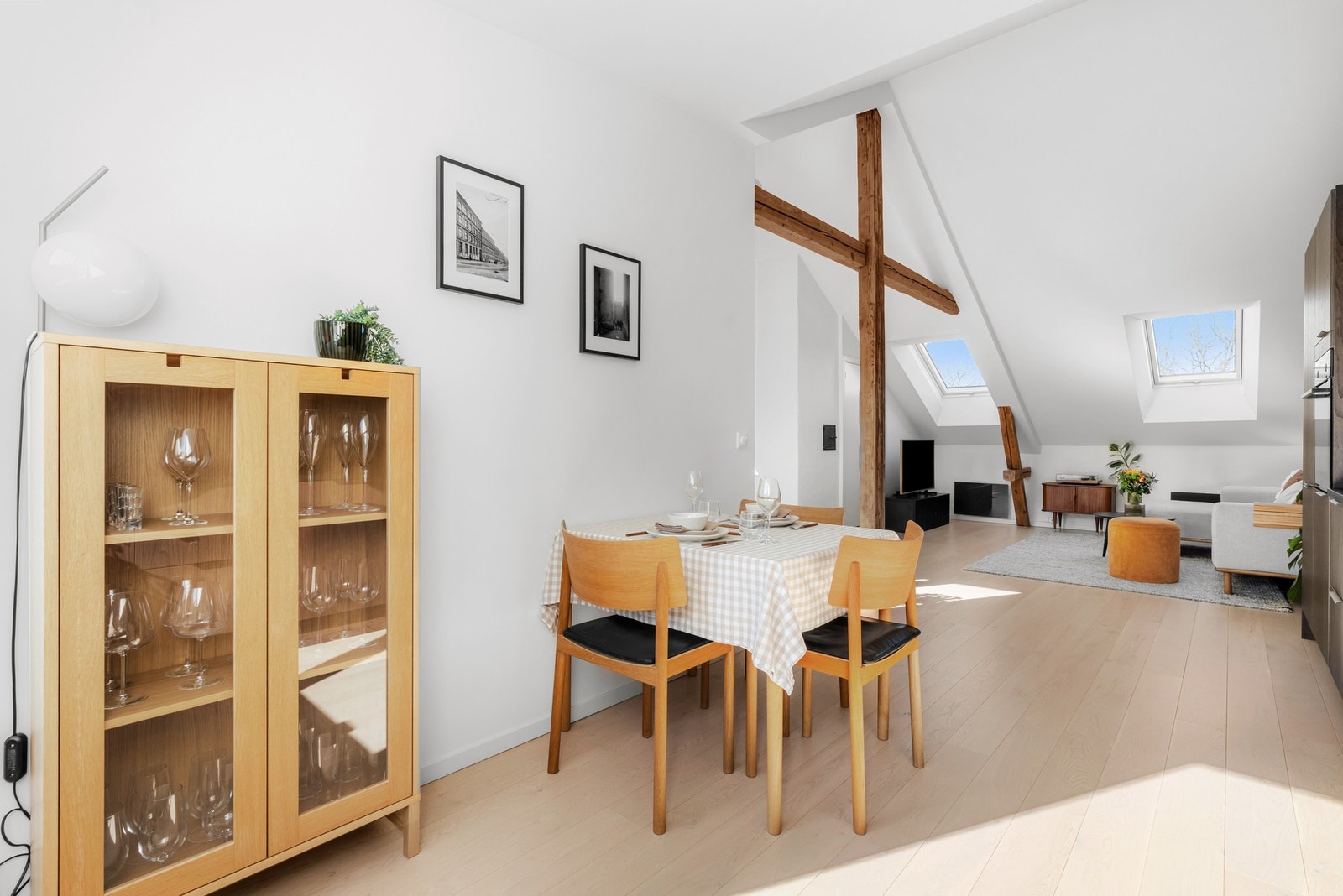 Godt med plass til spisebord på kjøkkenet Galleribilde