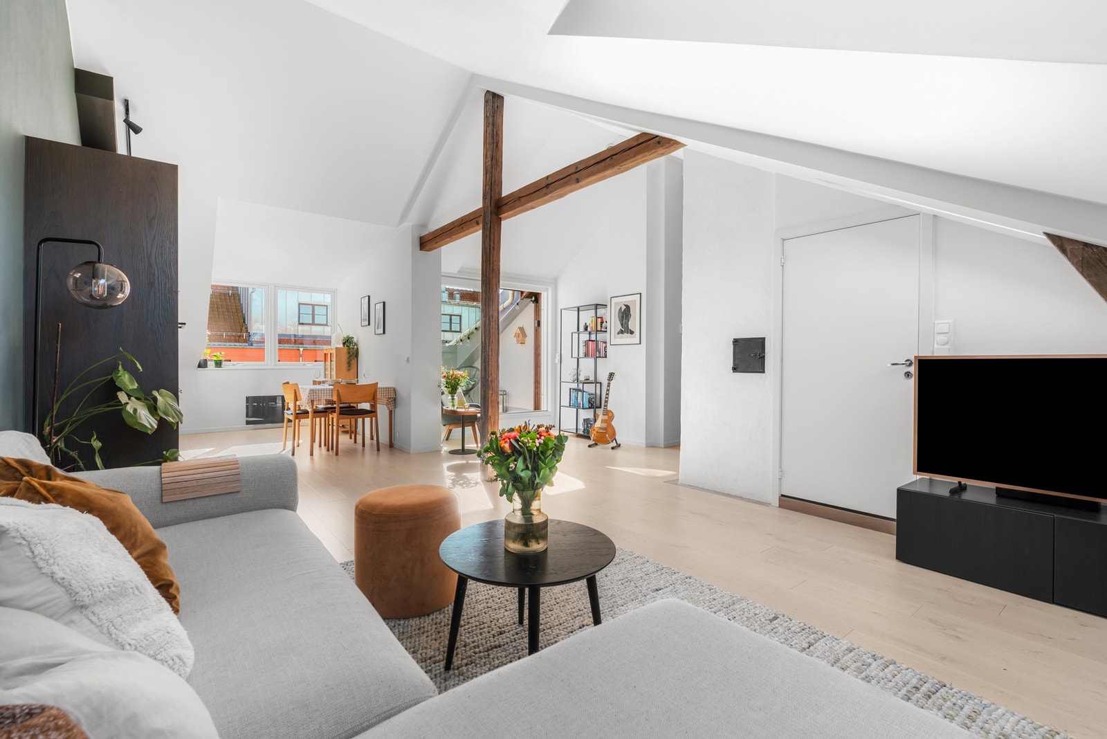 Boligen har godt med naturlig lysinnslipp som gir en god innvendig atmosfære Galleribilde