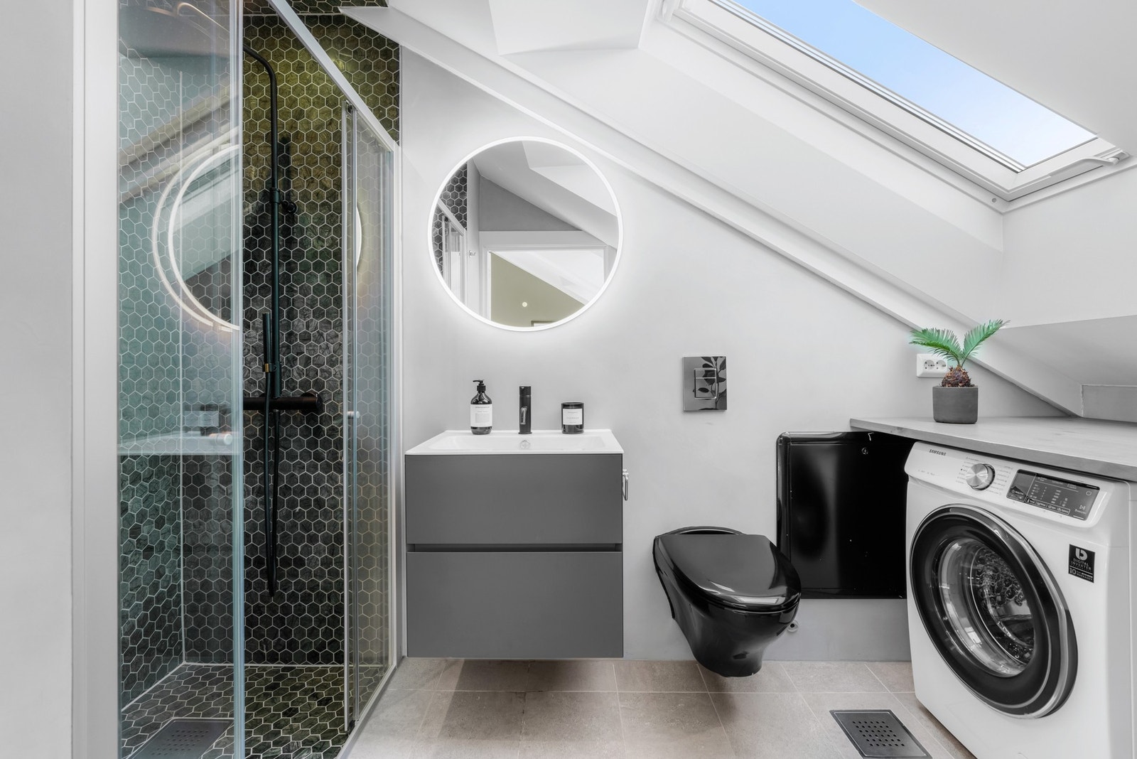 Romslig og fint baderom med gulvvarme, downlights og opplegg for vaskemaskin Galleribilde