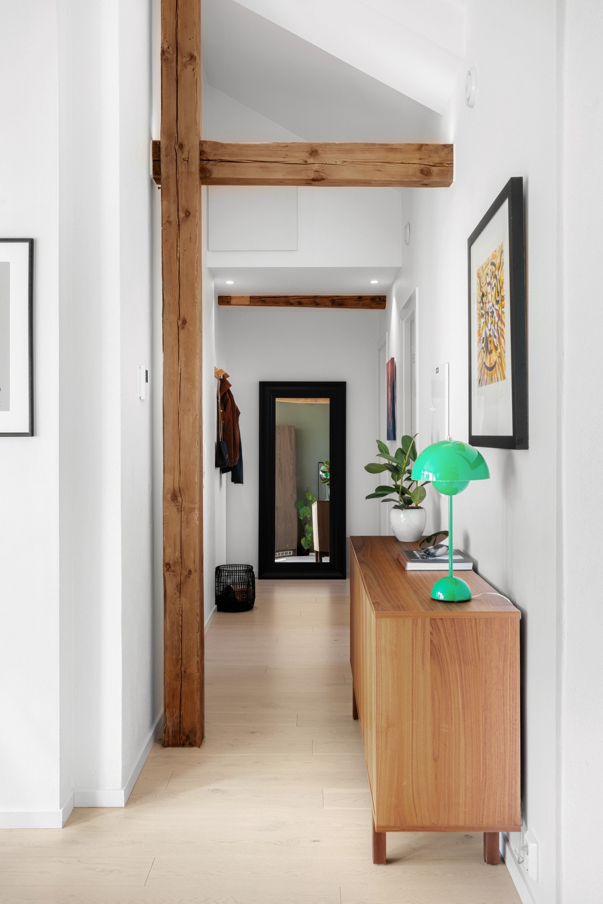 Stor og fin entré med flotte detaljer, 1-stavs parkettgulv og glatte hvitmalte overflater Galleribilde