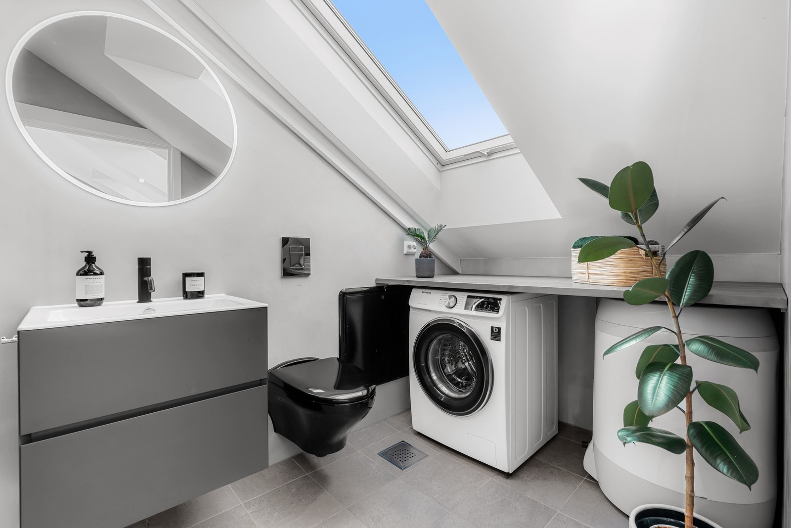 Praktisk benkeplate til brettning av tøy eller bleie skift for deg med barn Galleribilde