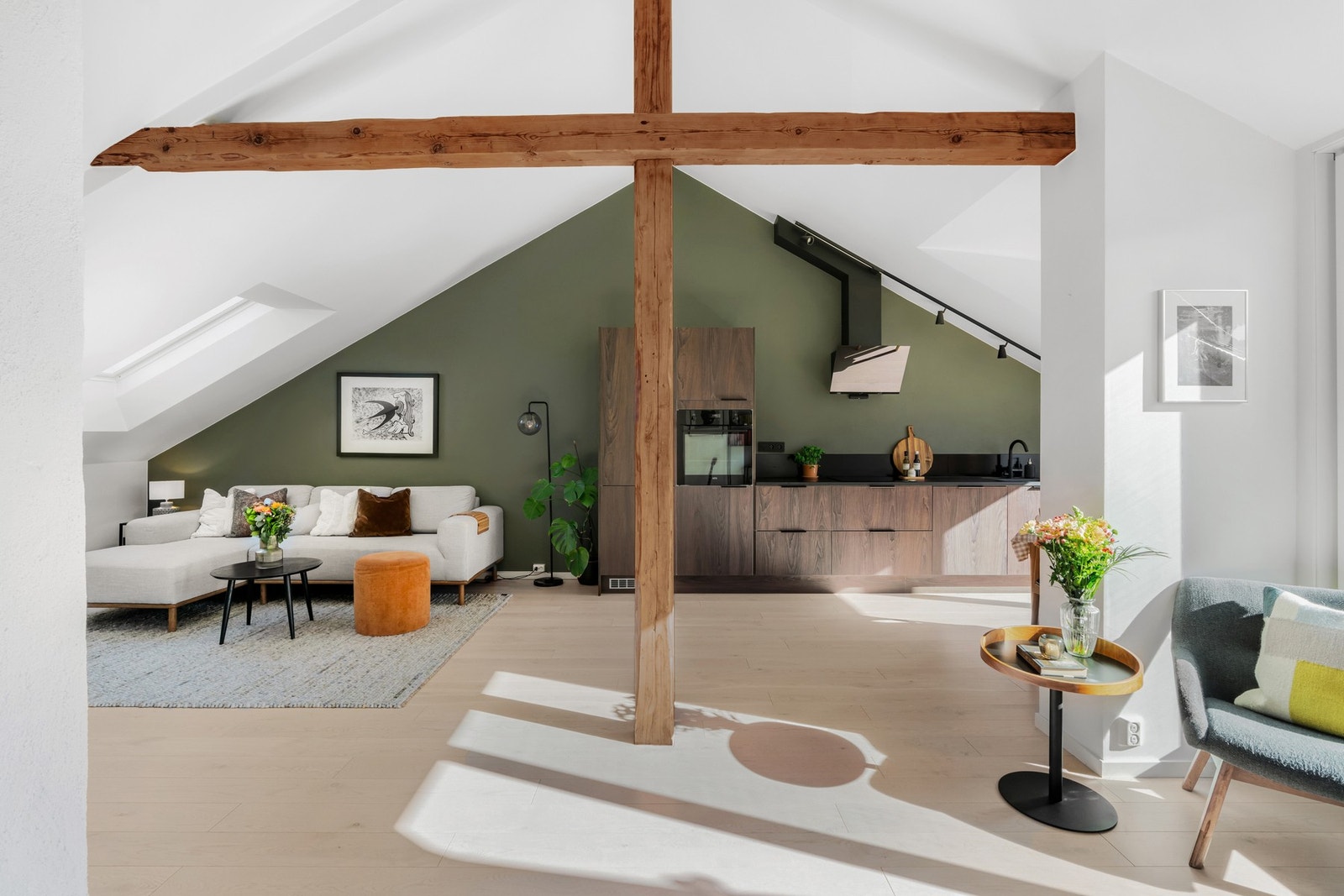 Unik loftsleilighet med både klassiske detaljer og moderne, rene linjer Galleribilde