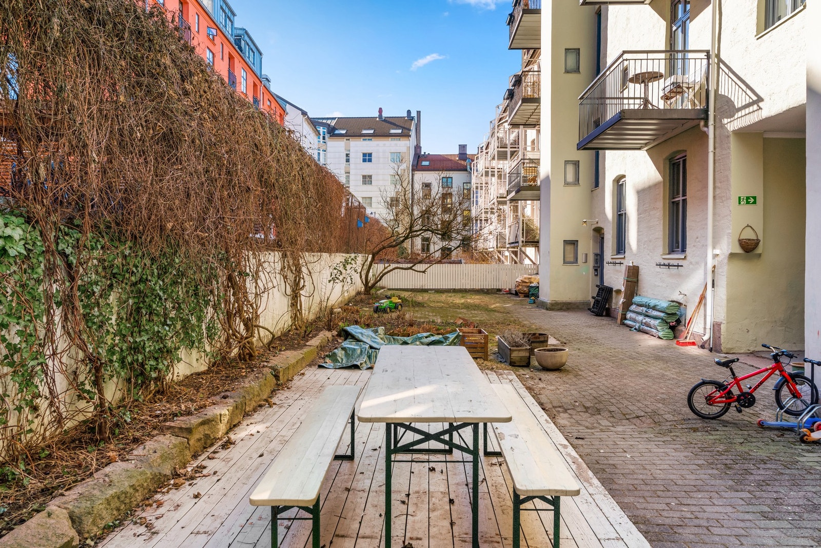 Trivelig avlåst bakgård med lov til kullgrilling Galleribilde