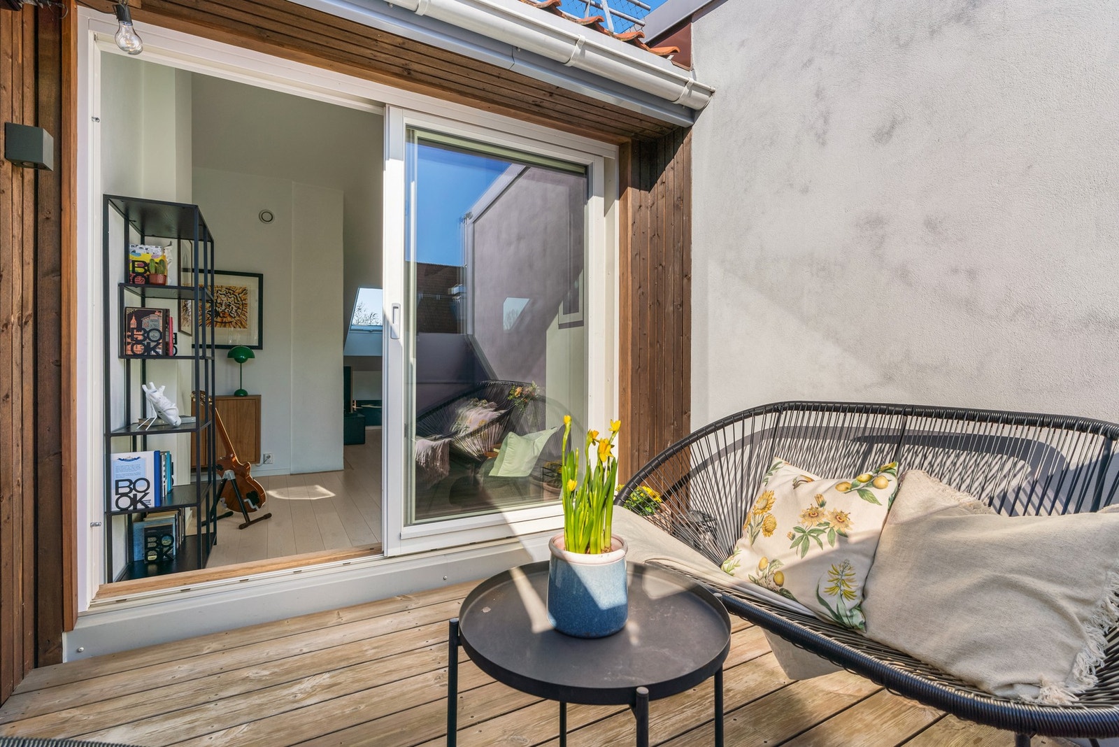 Terrassen er 6 m² stor og har terrassegulv i trevirke samt sluk og varmekabler Galleribilde