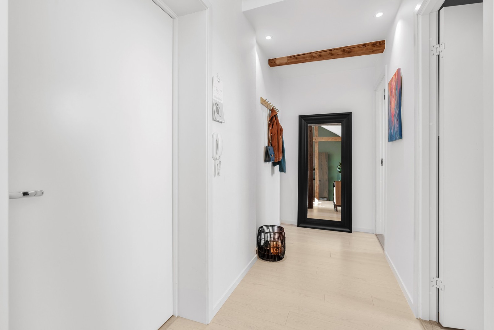 Downlights i himling, hems med lagringsplass og plass til knaggrekker, skoskap eller kommodeløsning Galleribilde