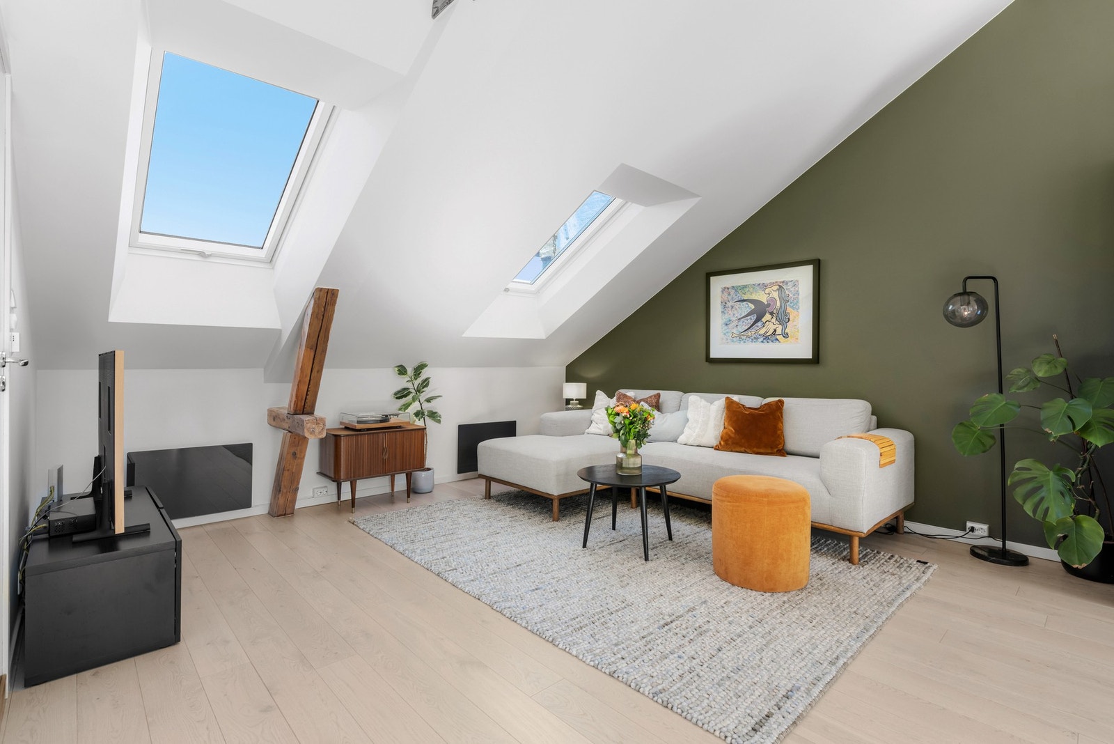 Stor og fin plass til større sofahjørne med tilhørende medieseksjon ovenfor. Galleribilde