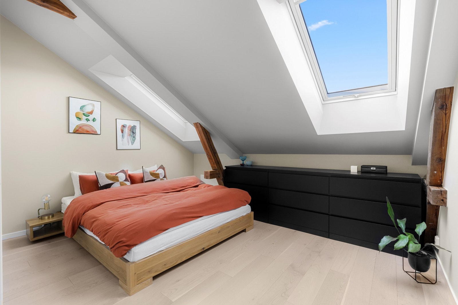 Stort og fin hovedsoveorm med plass til dobbeltseng og nattbord på hver side av seng Galleribilde