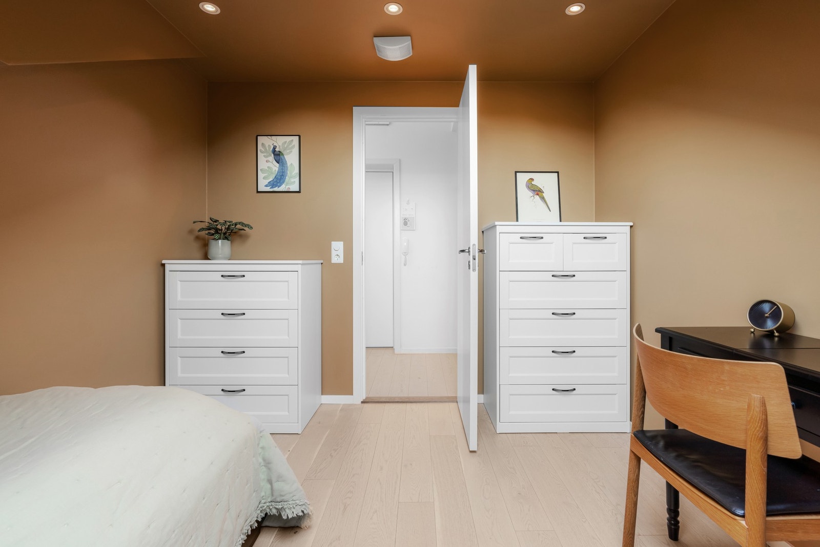 Soverom 2 holder også god størrelse. Det er downlights i himling og 1-stavs parkettgulv samt glatte malte overflater i lunt fargevalg på tak og vegg. Galleribilde